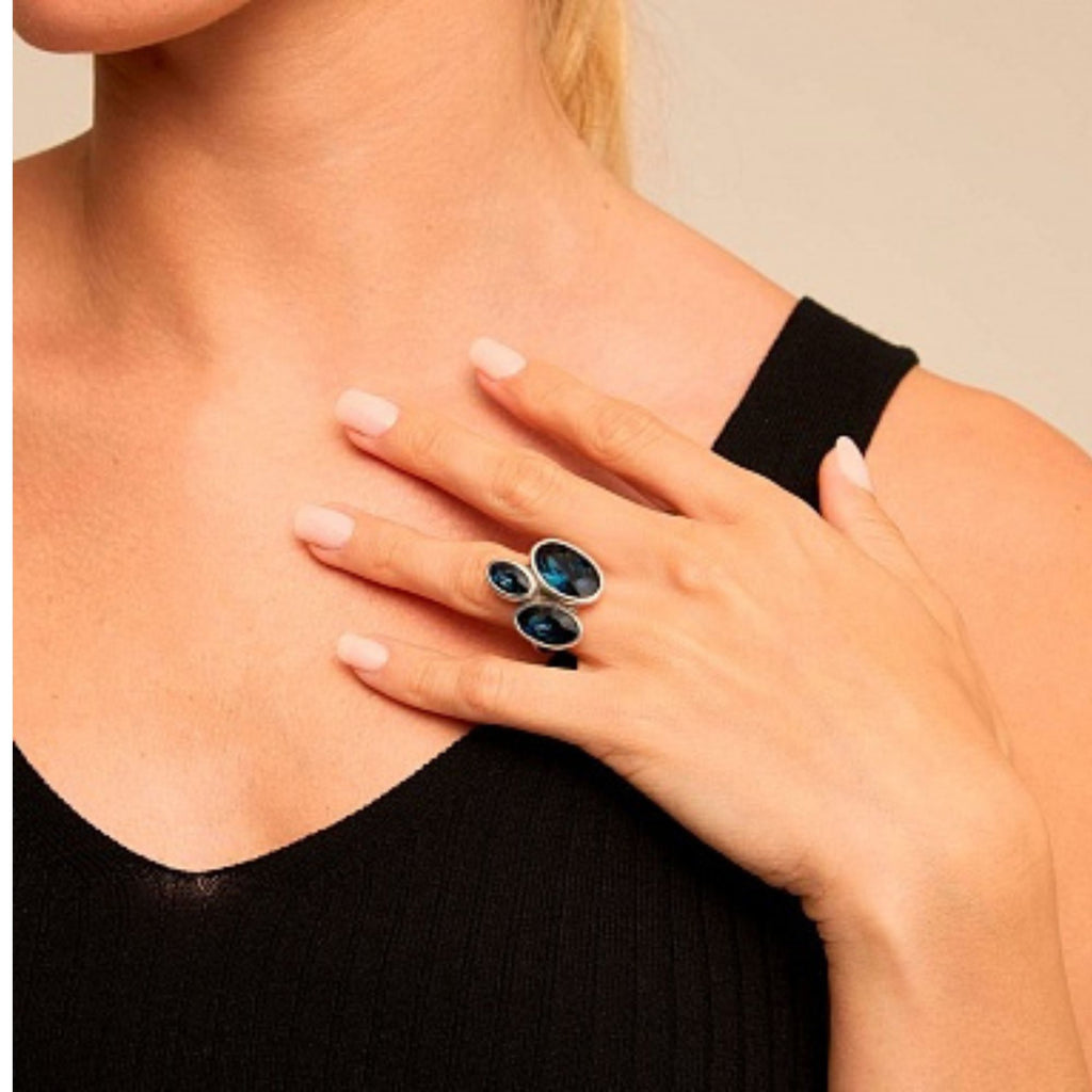 Anillo Uno de 50 Kingdom 3 cristales azules