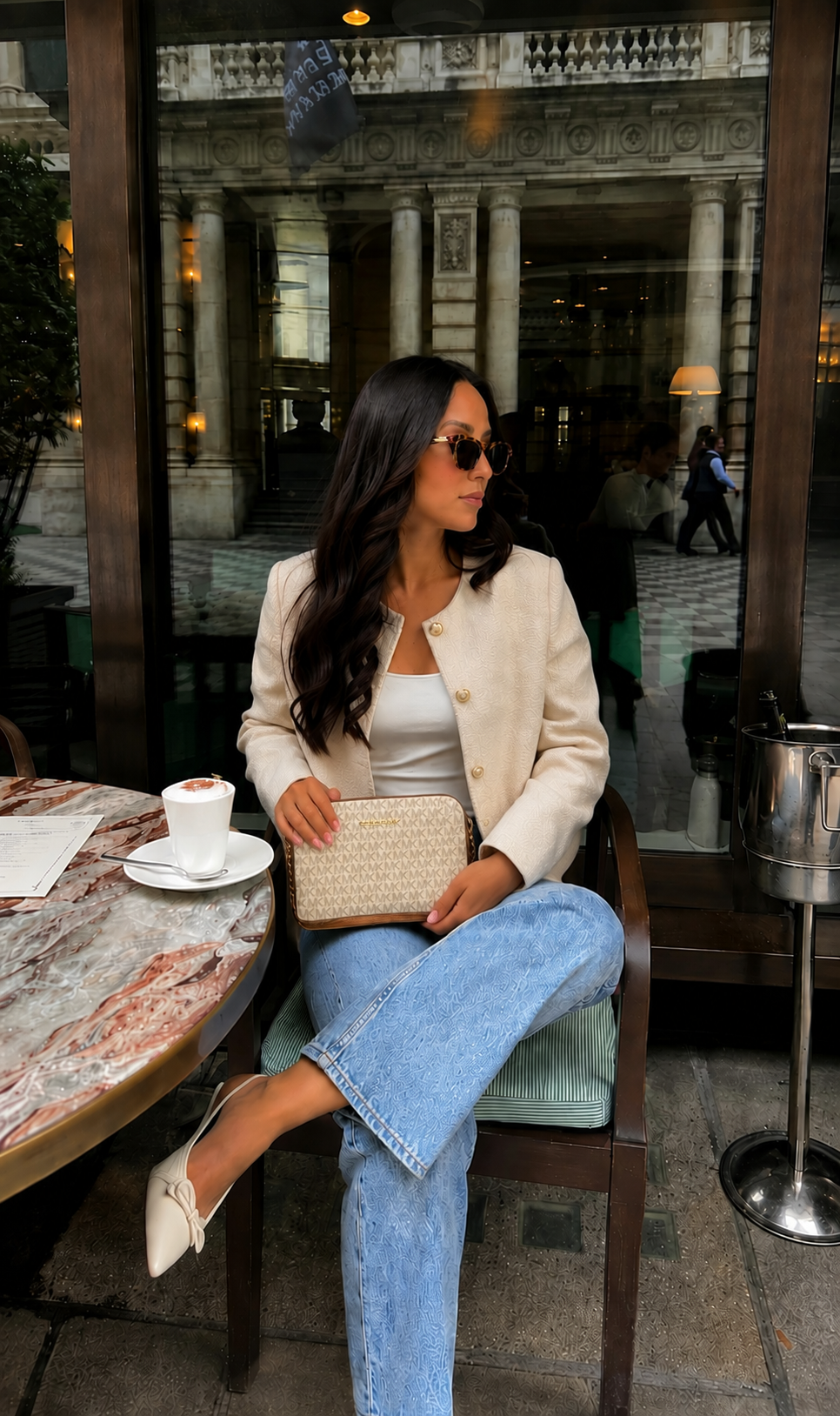Cartera Michael Kors Crossbody East West monograma vainilla con camel