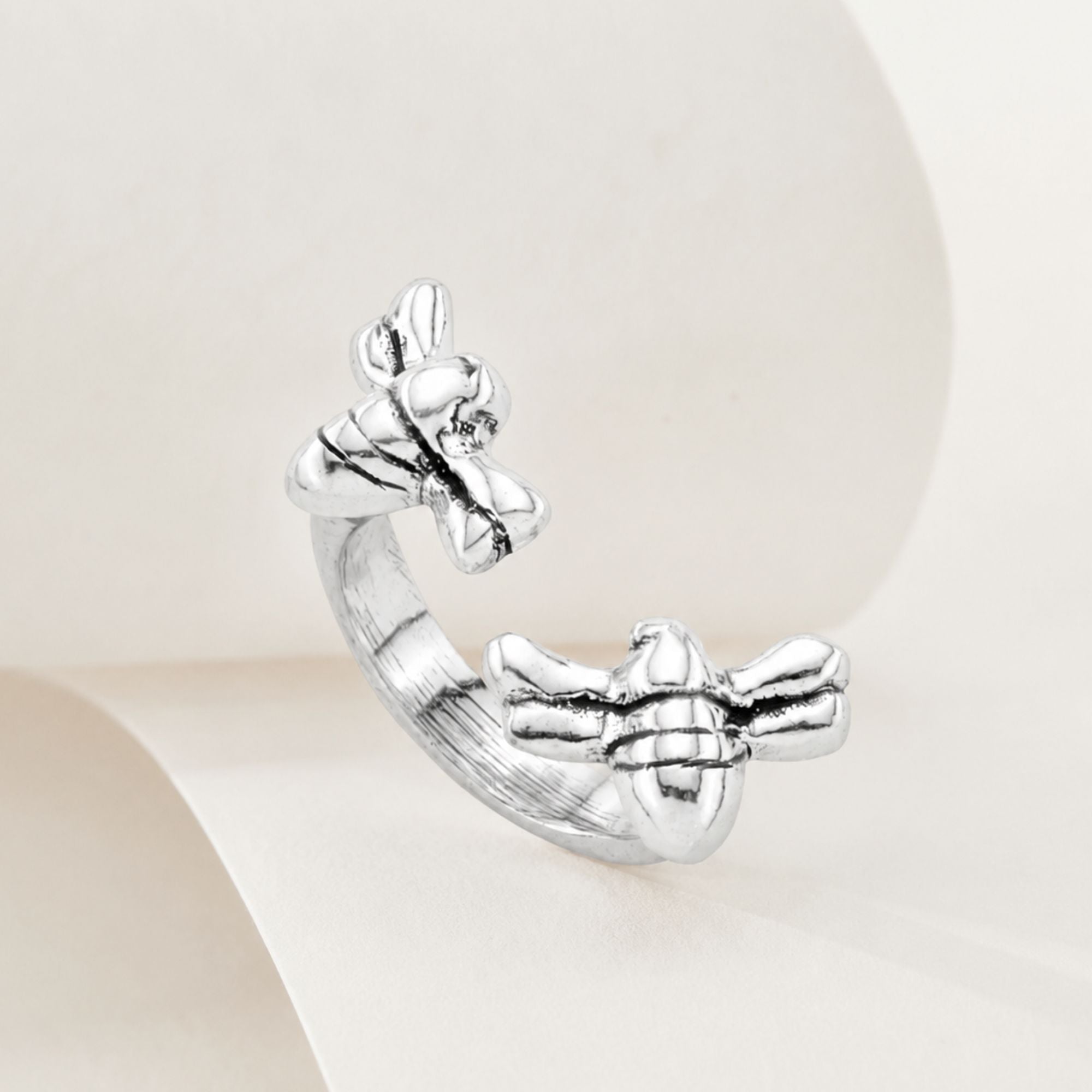 Anillo Uno de 50 Abejas abierto plata