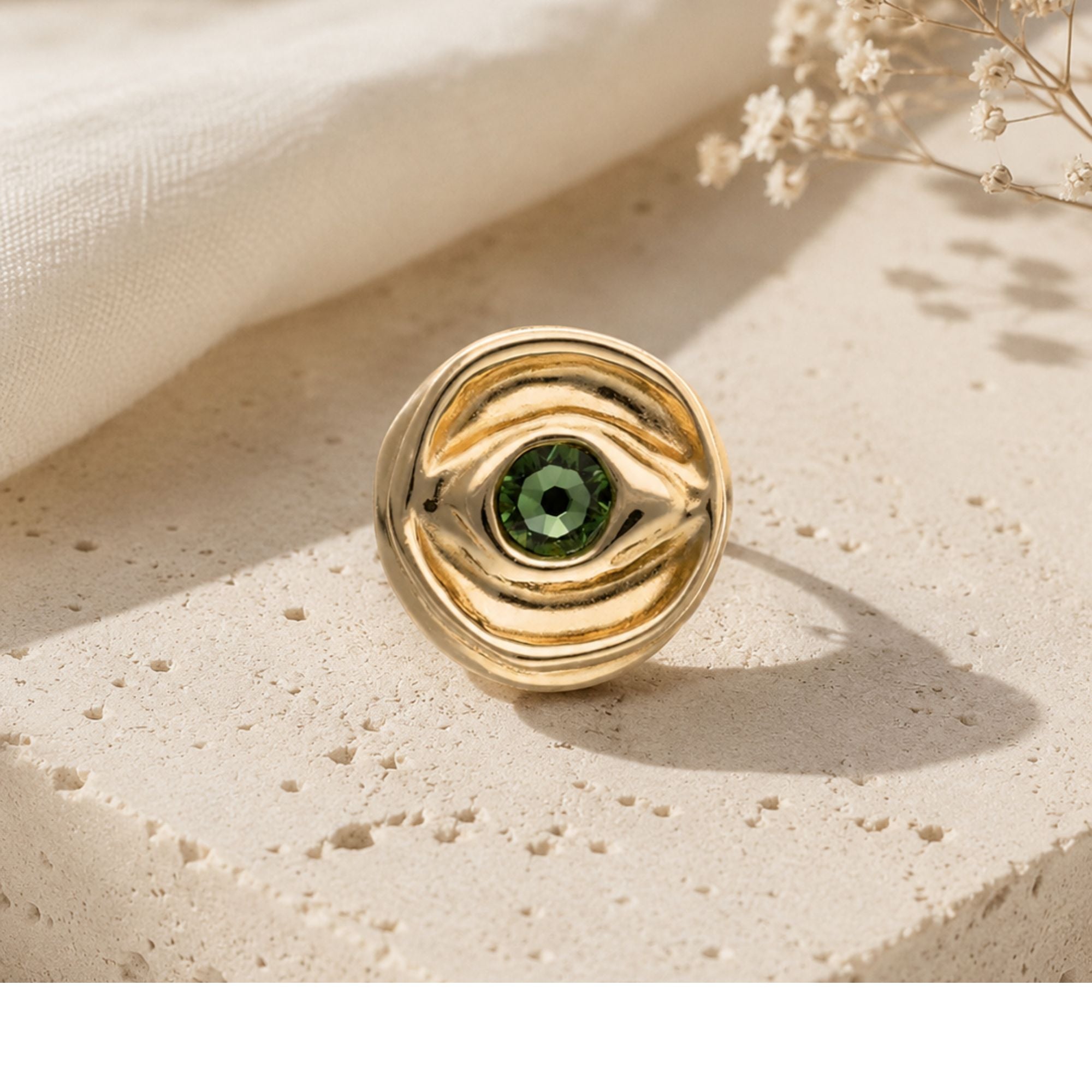 Anillo Uno de 50 Doble baño oro 18k forma de ojo con cristal verde