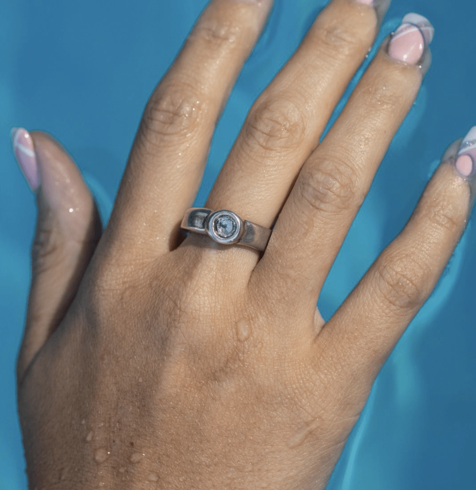 Anillo Uno de 50 de plata banda con cristal grafito pequeño