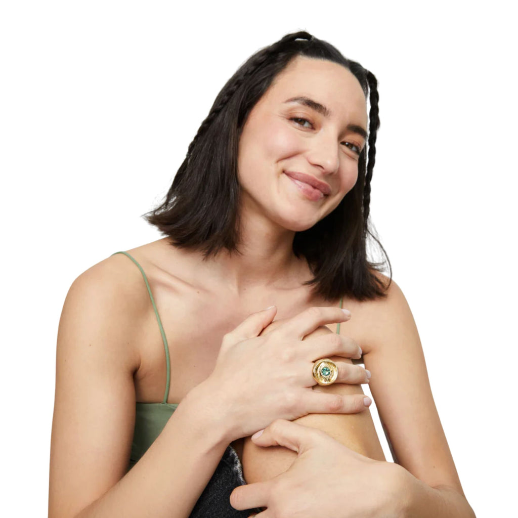 Anillo Uno de 50 Doble baño oro 18k forma de ojo con cristal verde