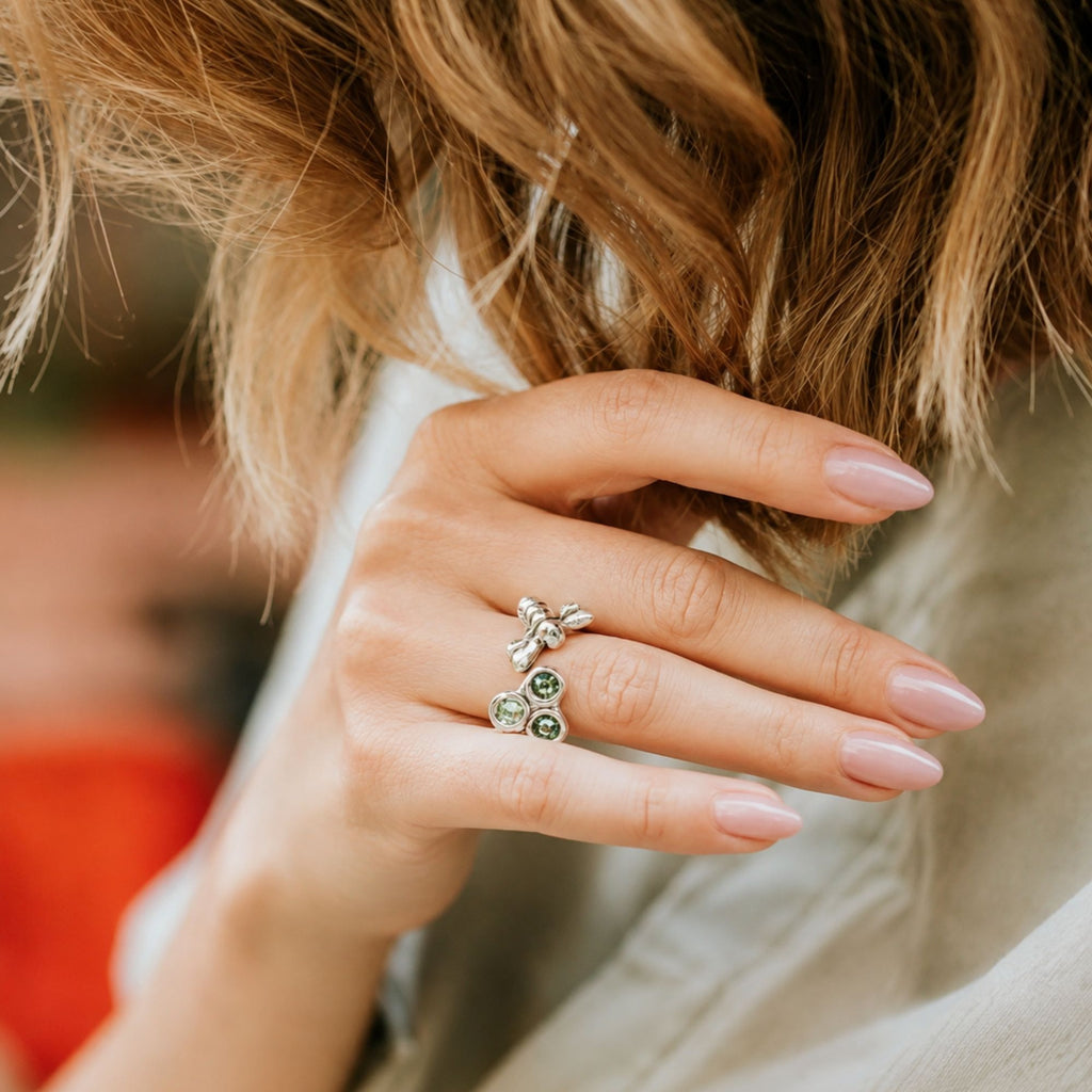 Anillo Uno de 50 Abeja y panal de cristales verdes