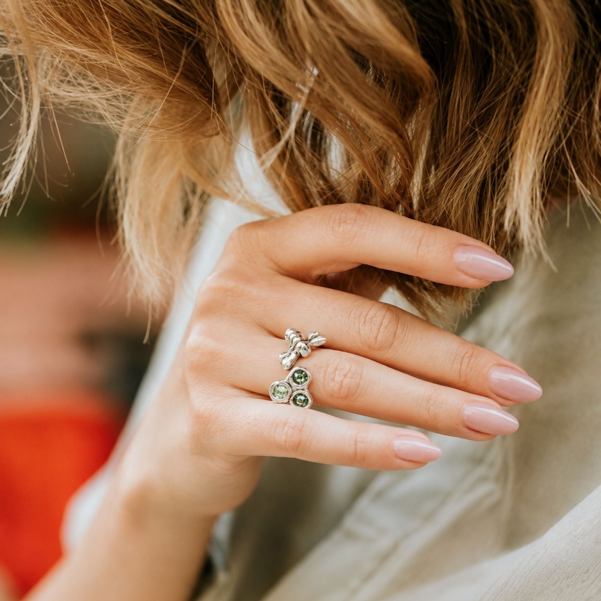 Anillo Uno de 50 Abeja y panal de cristales verdes