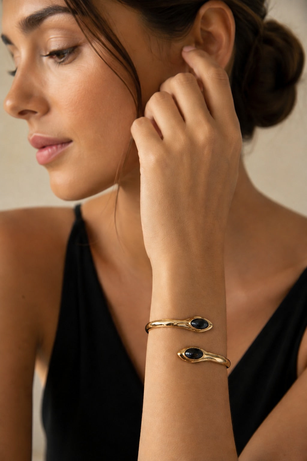 Pulsera Uno de 50 Dorada con Ónix