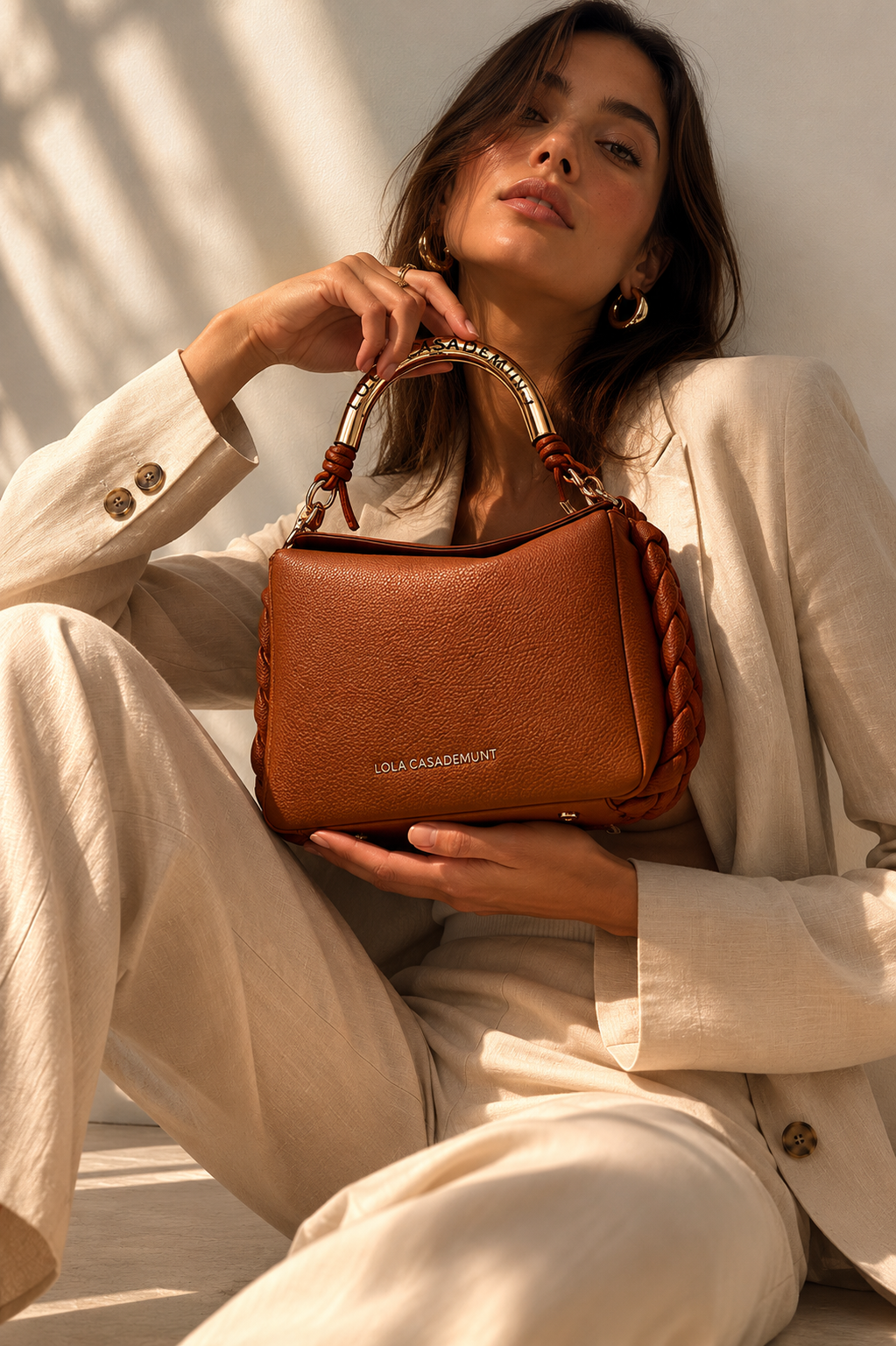Bolso Lola Casademunt asa metálica troquelada camel