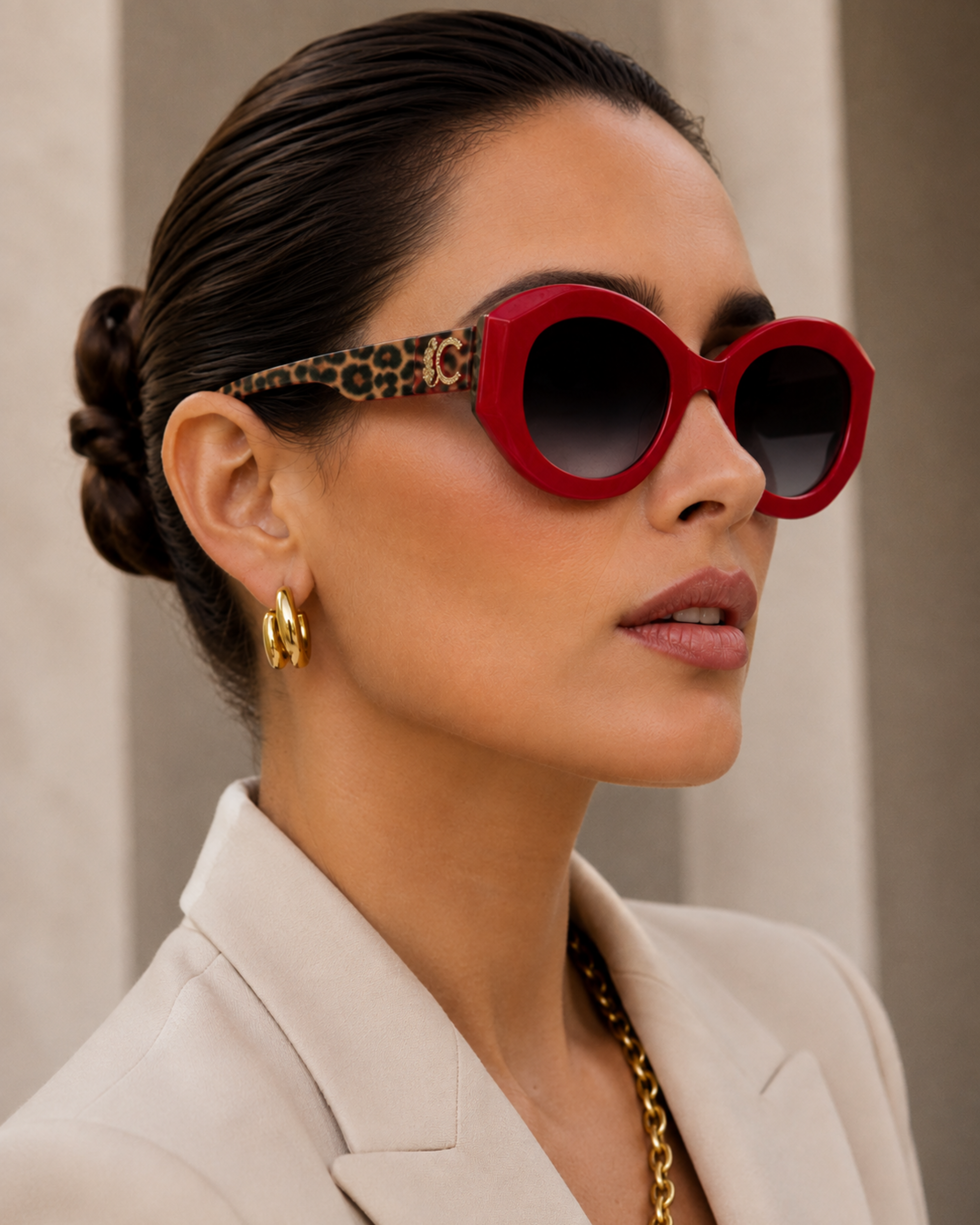 Lentes Lola Casademunt  de sol en forma redondeada con logo leopardo rojo Lola Casademunt