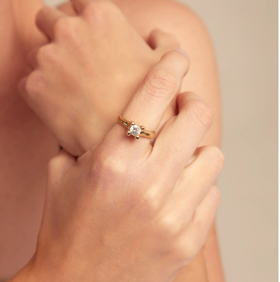 Anillo Uno de 50 Cosmos Solitario Doble baño de oro 18k con piedra circonita - 12