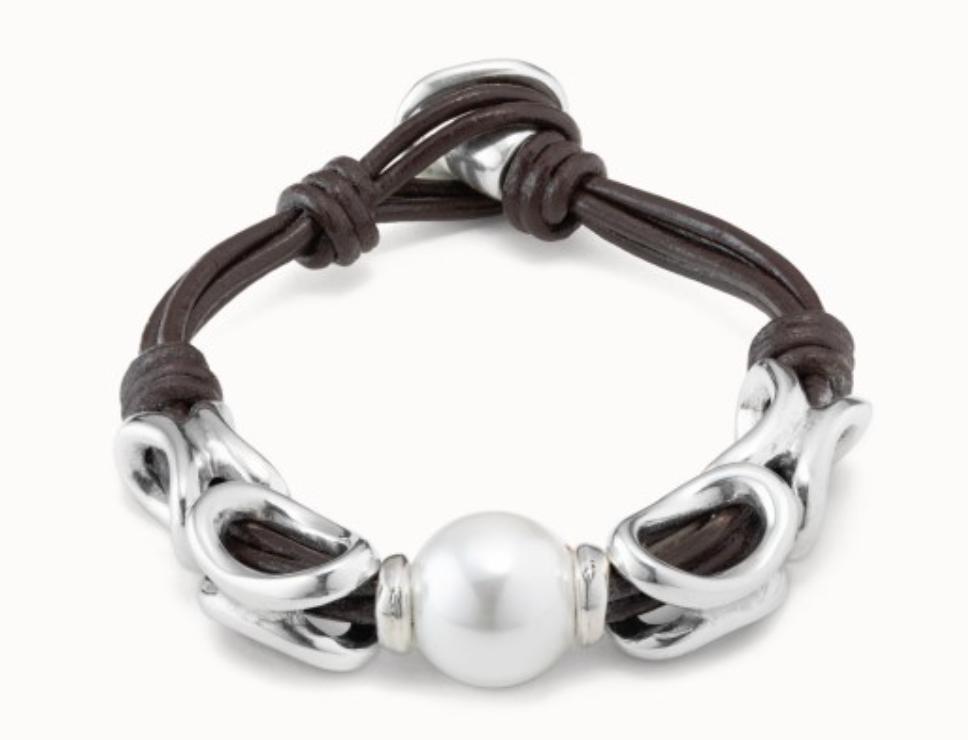 Pulsera Uno de 50 de cuero con detalles de plata y perla en el centro