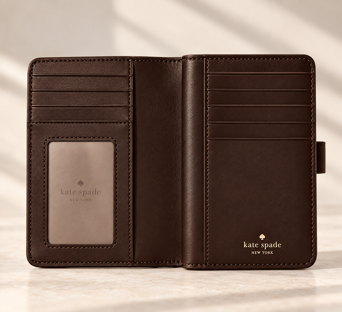 Billetera Kate Spade Bifold Cafe Moro con puntos Kate Spade