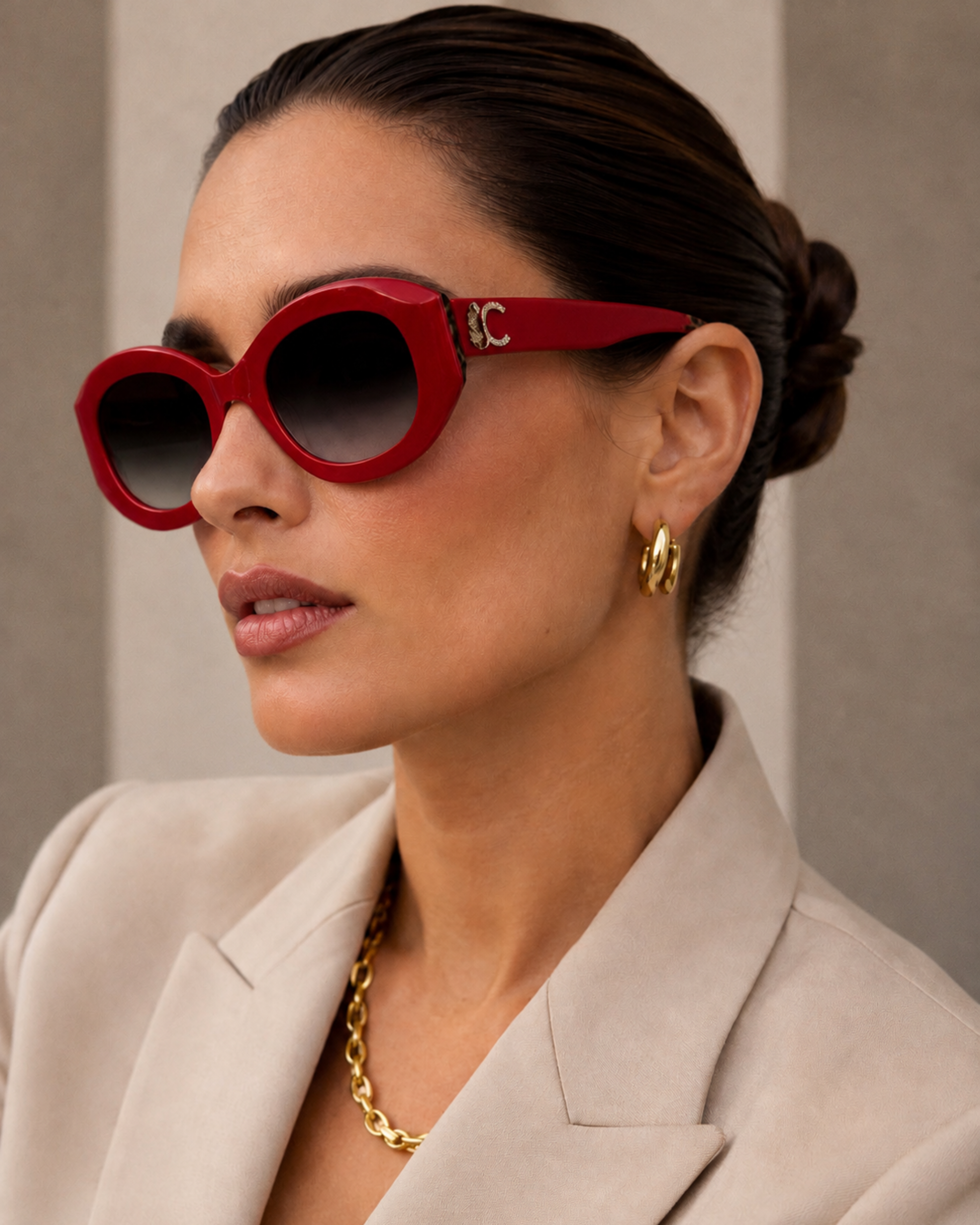 Lentes Lola Casademunt  de sol en forma redondeada con logo leopardo rojo Lola Casademunt