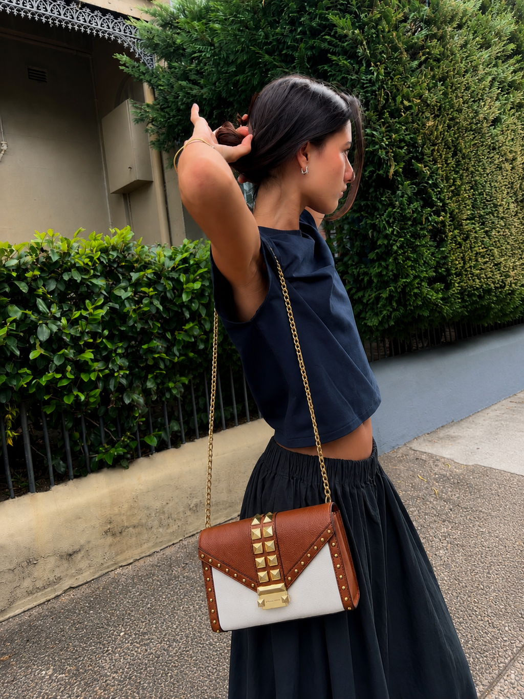 Cartera Michael Kors Whitney Rectangular tachas Blanco y Camel