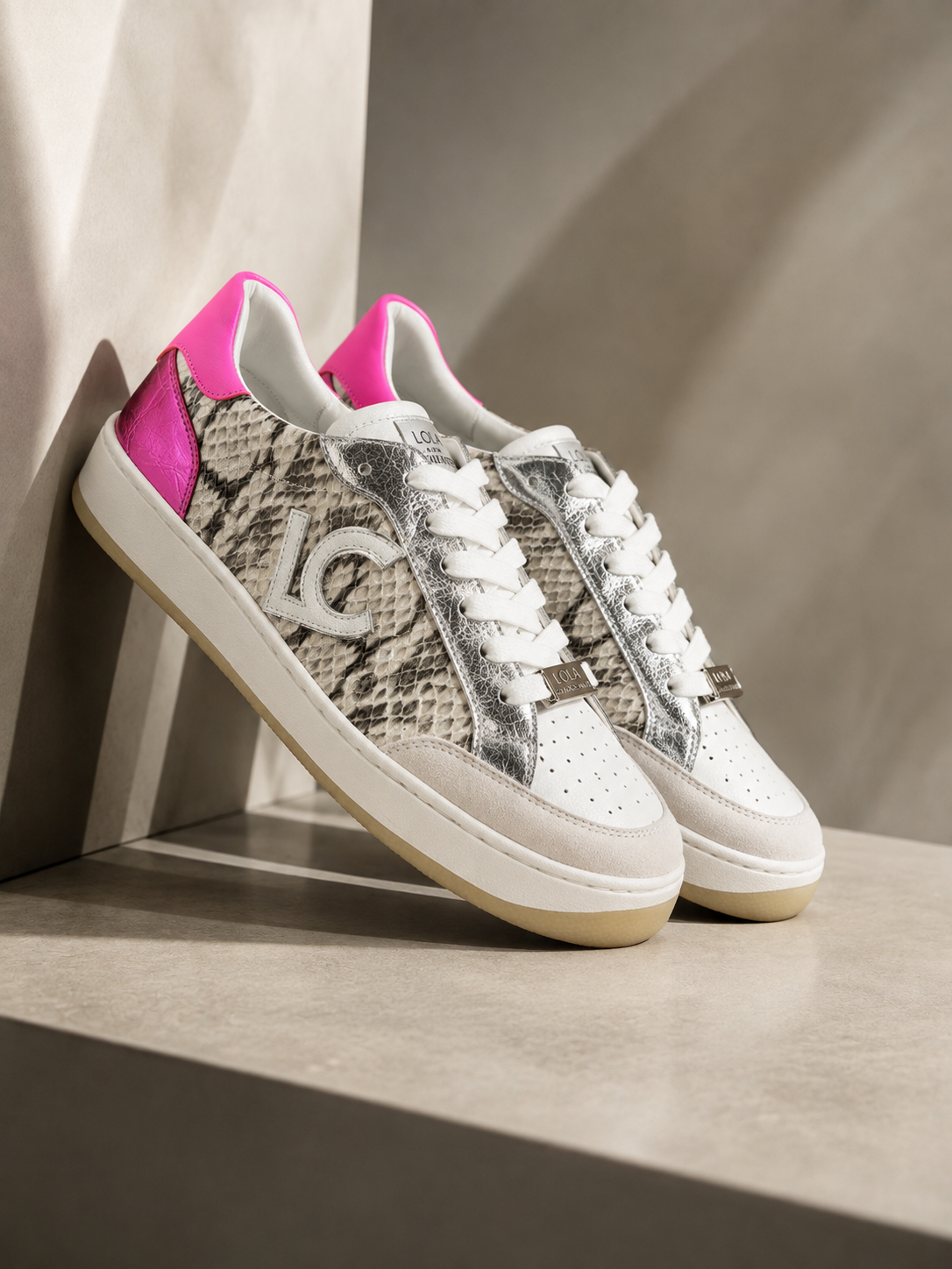 Zapatillas Lola Casademunt Efecto reptil fucsia Lola Casademunt