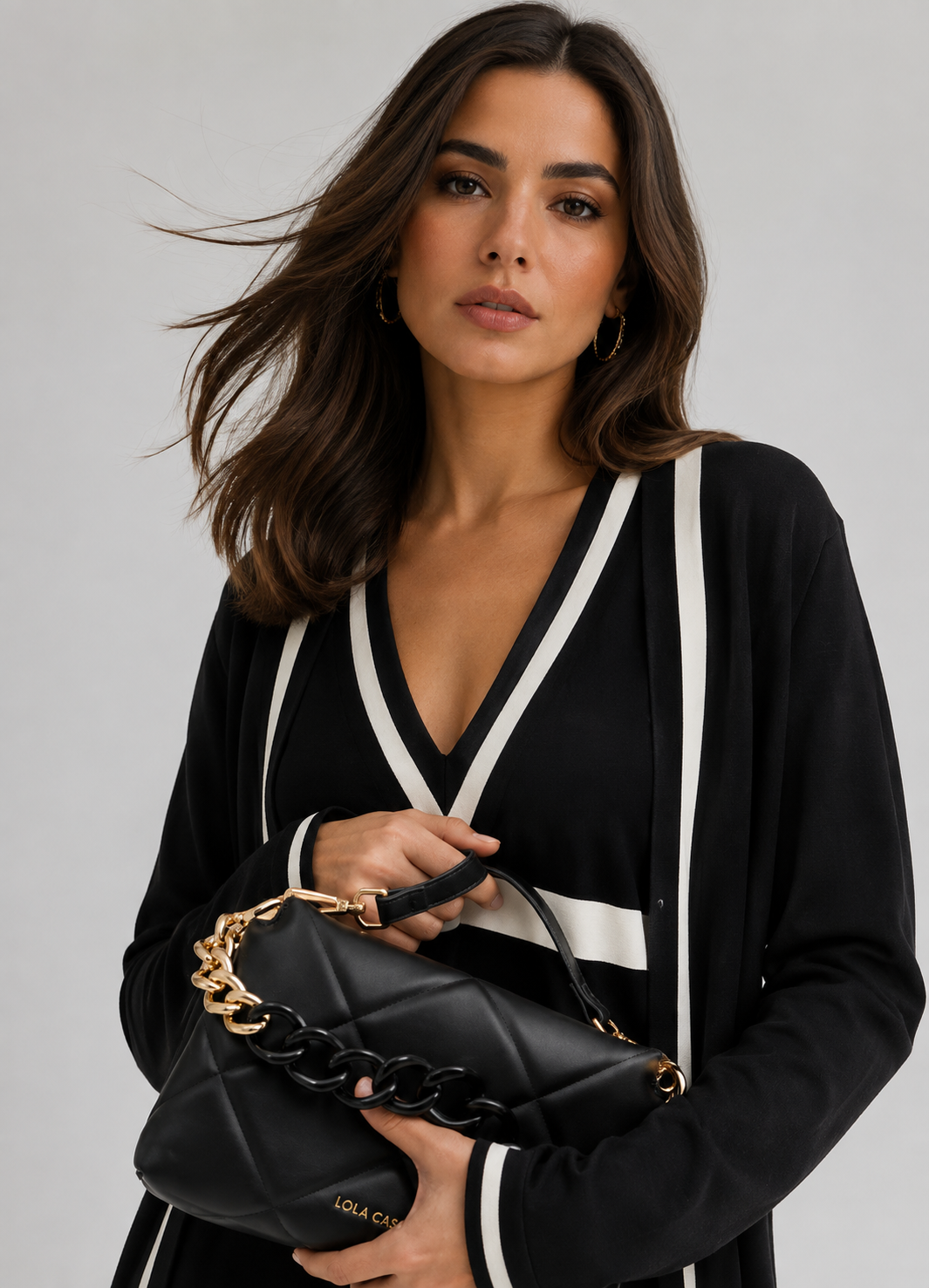 Cartera Lola Casademunt acolchada con cadena negra Lola Casademunt
