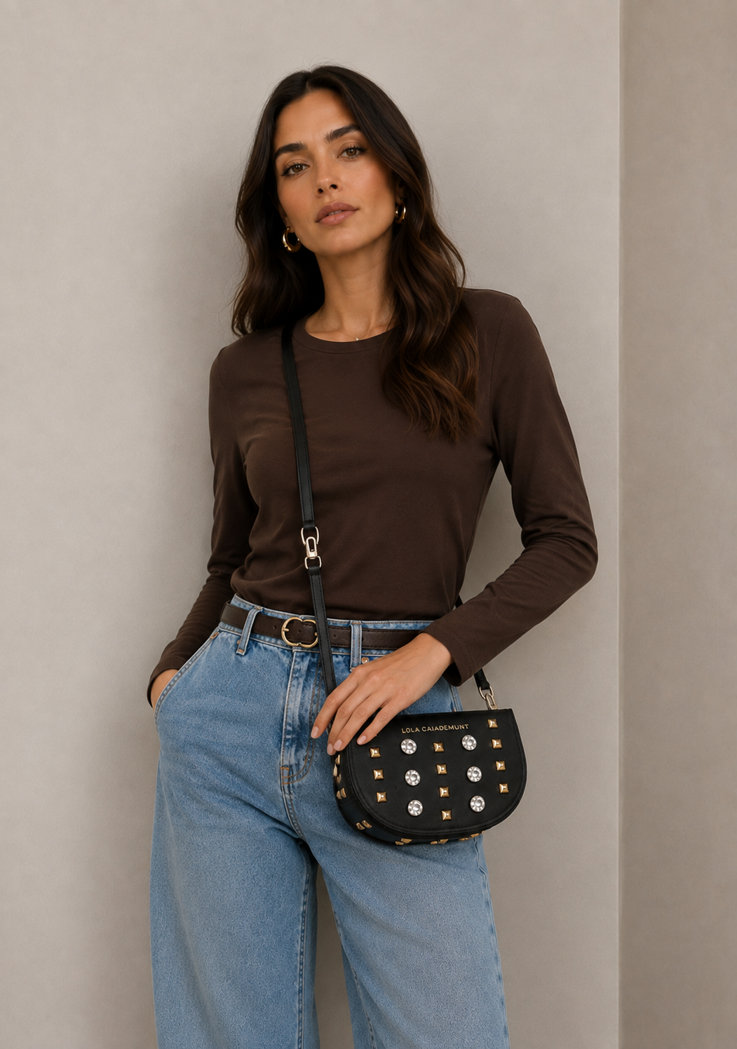 Cartera Lola Casademunt con tachas dorado y plateado Lola Casademunt