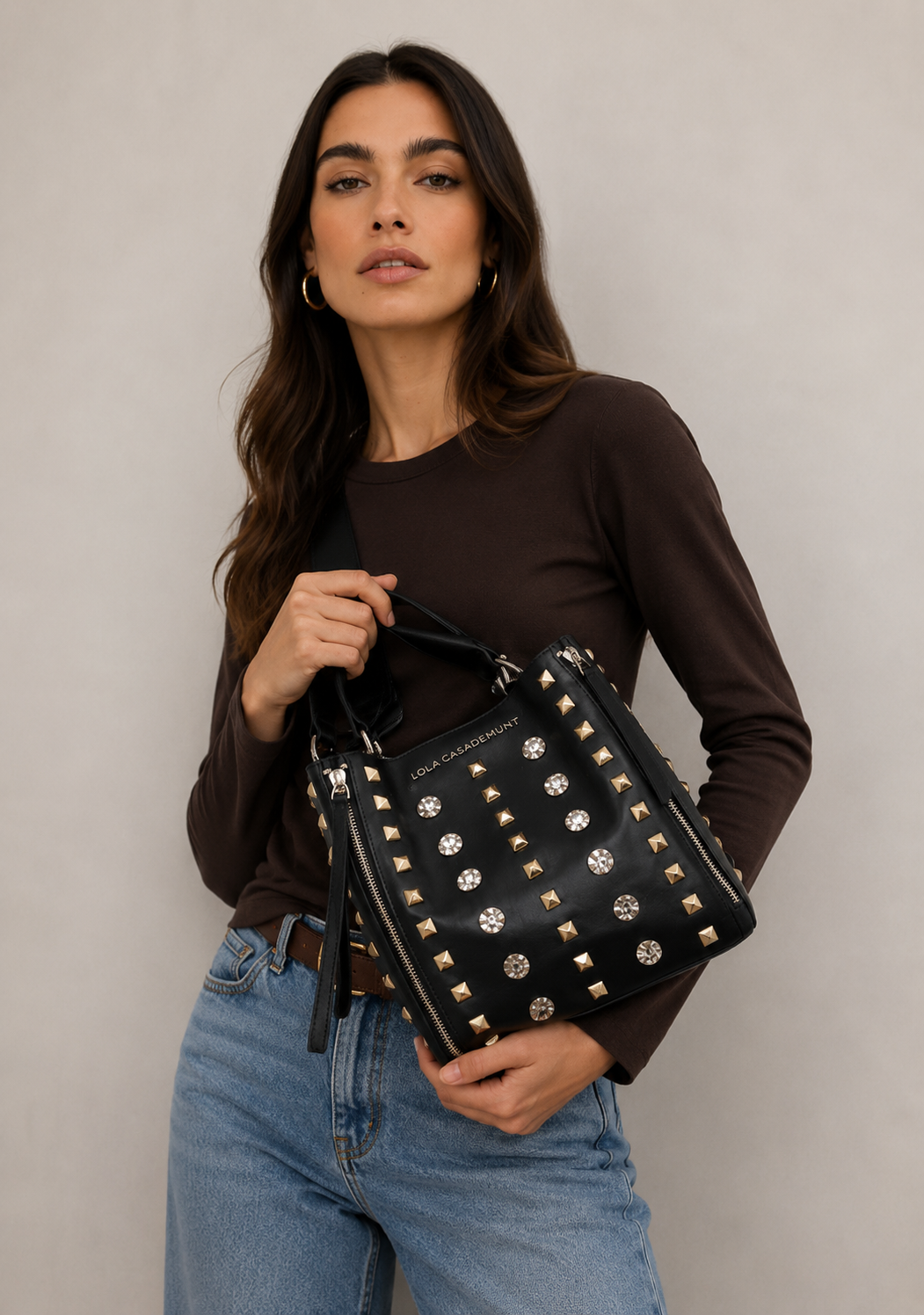 Bolso Lola Casademunt  de hombro con tachas oro y plata Lola Casademunt