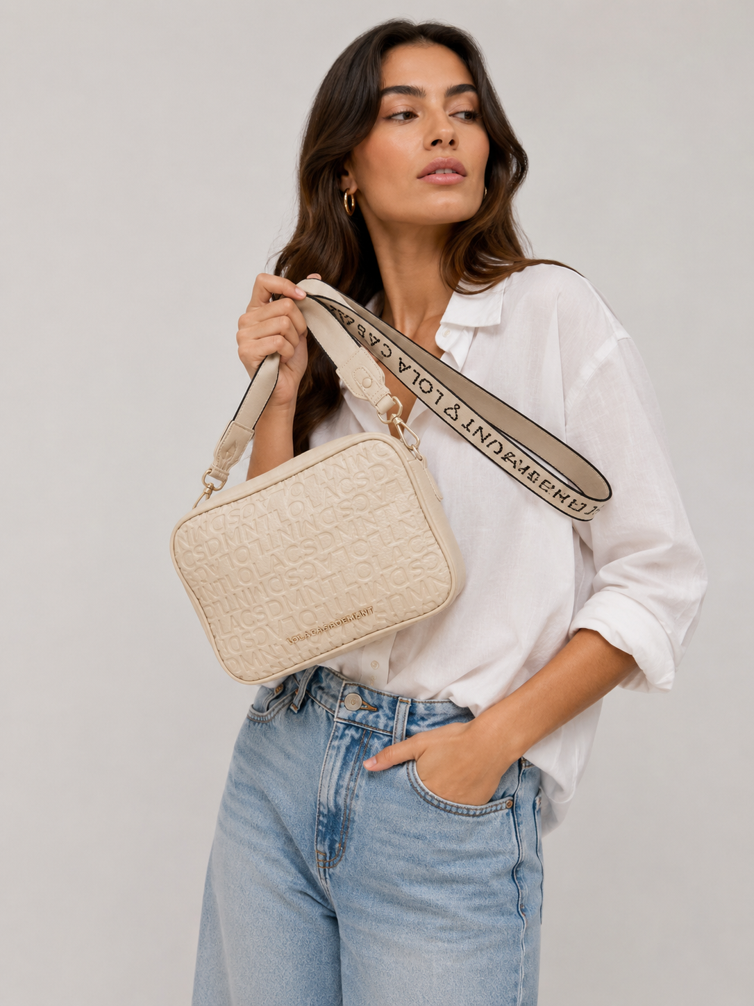 Cartera Lola Casademunt Bandolera Rectangular monograma Crudo Lola Casademunt