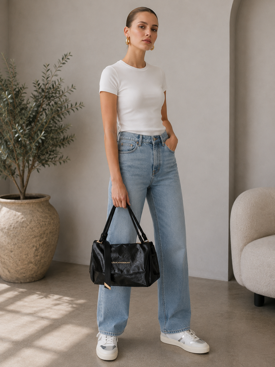Cartera Lola Casademunt con solapa detalle lazo negro Lola Casademunt