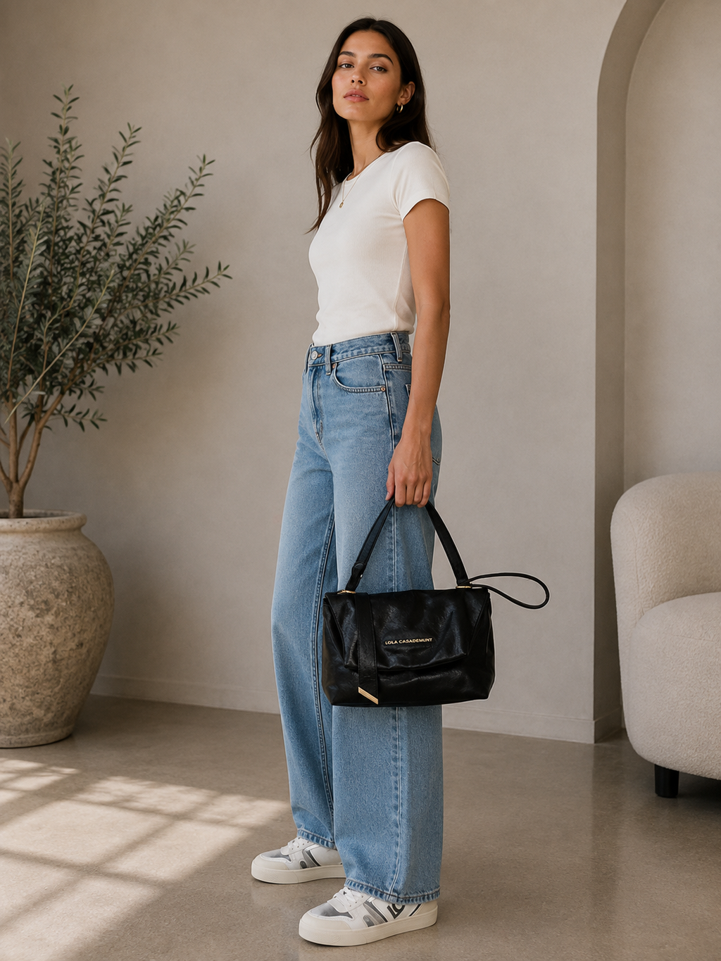 Cartera Lola Casademunt con solapa detalle lazo negro Lola Casademunt