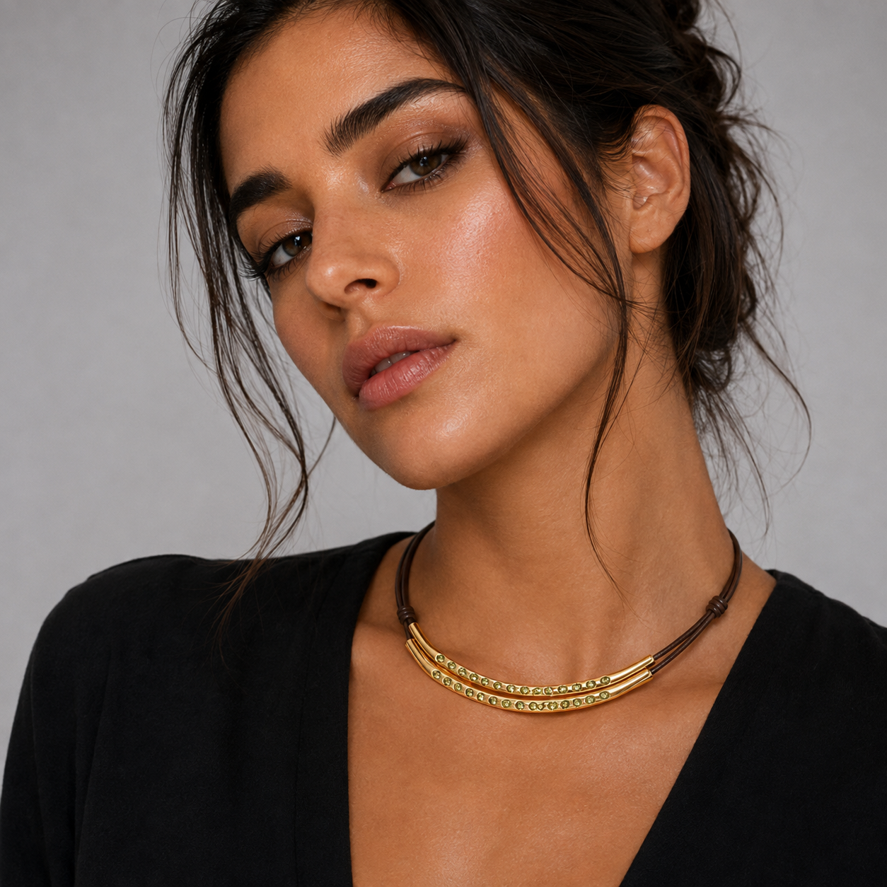 Collar Uno de 50 de cuero con doble baño de oro 18k y piedras grises UNOde50