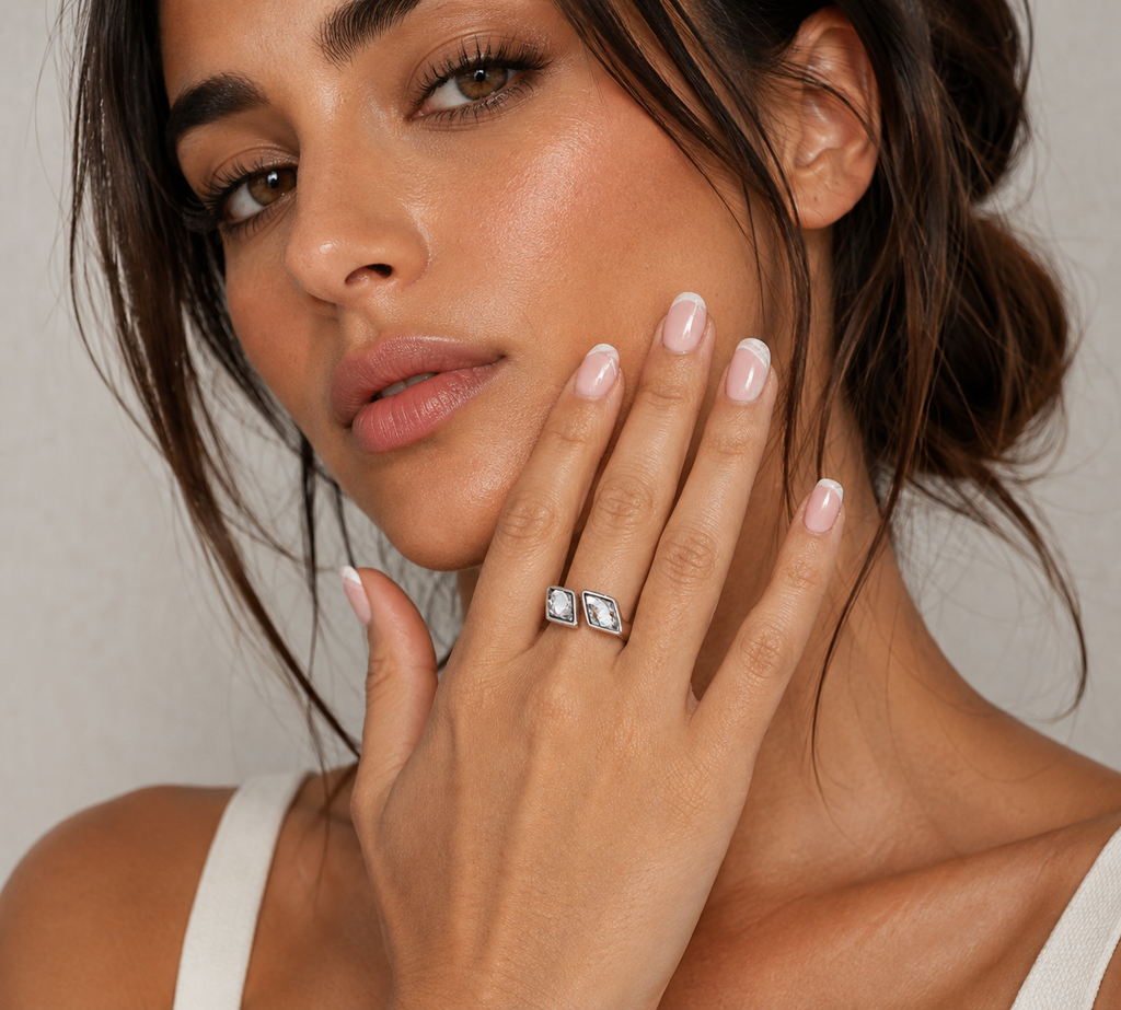 Anillo Uno de 50 plateado dos rombos piedra transparente UNOde50