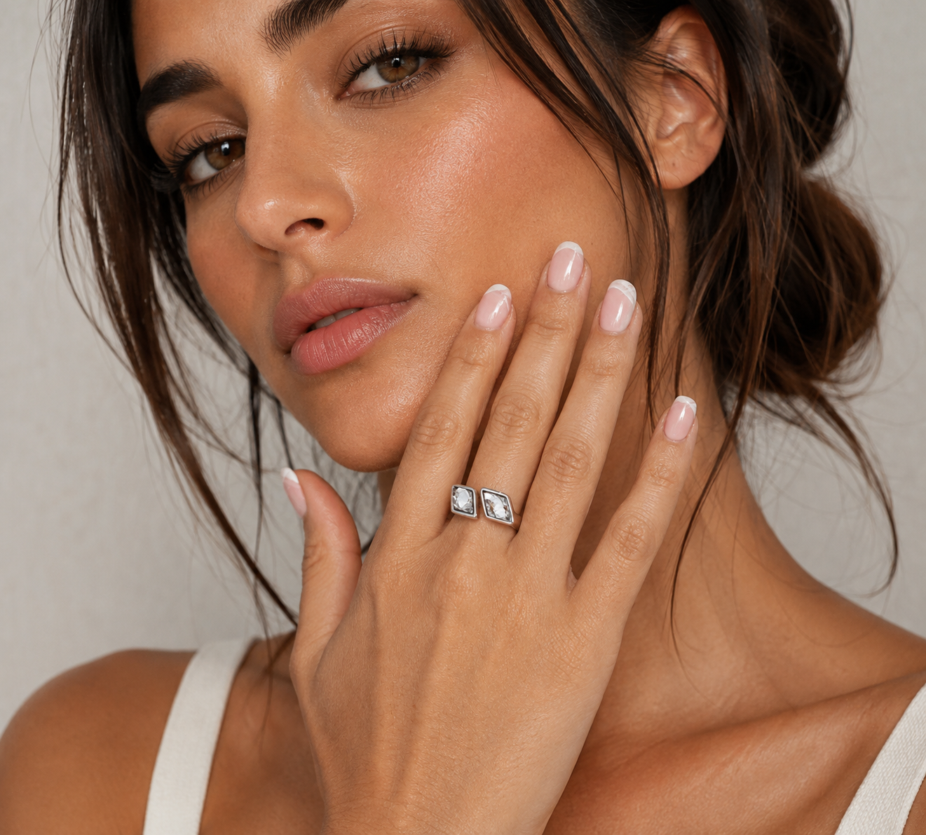 Anillo Uno de 50 plateado dos rombos piedra transparente UNOde50