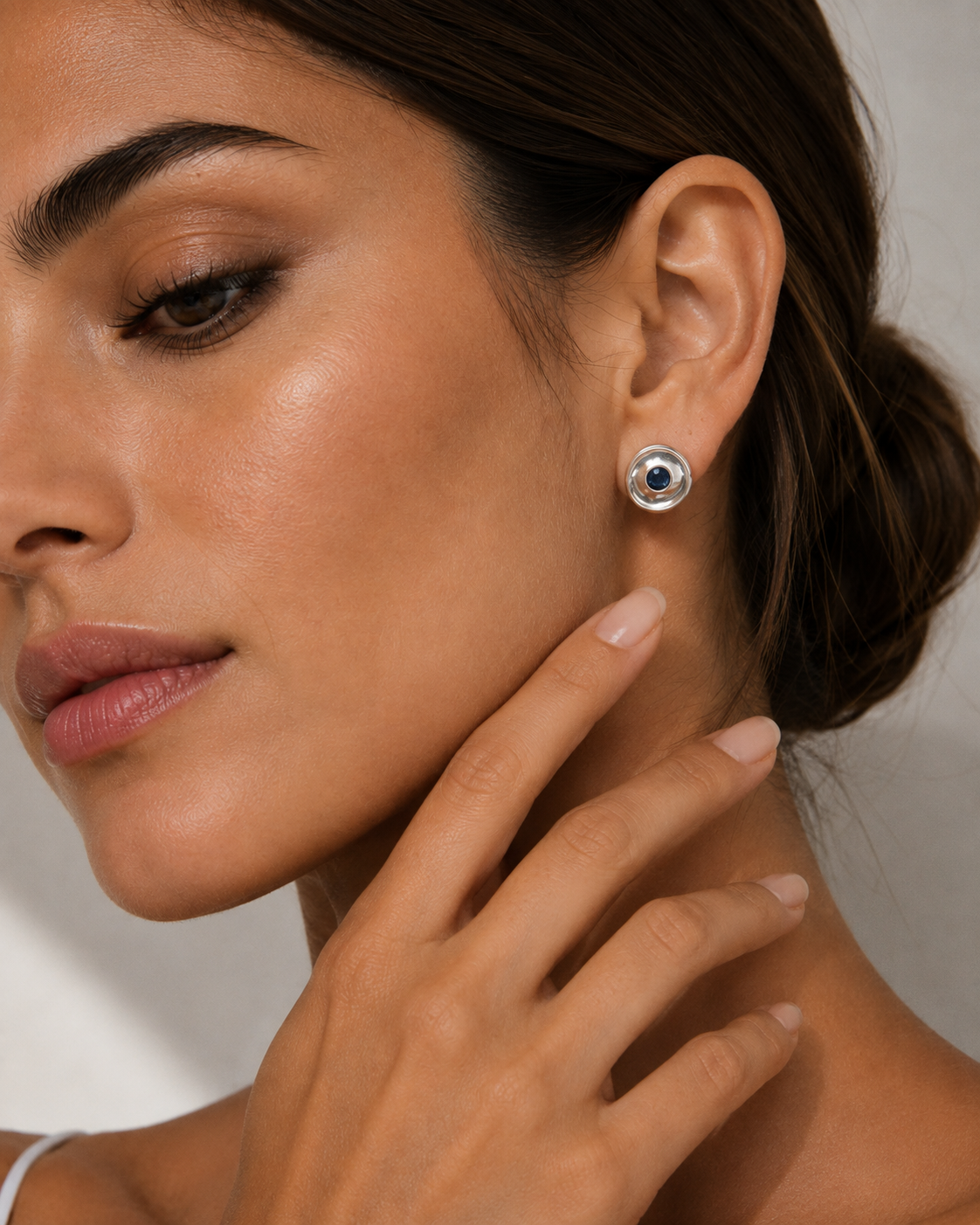 Aros Uno de 50 de botón bañados en plata con cristal facetado azul UNOde50