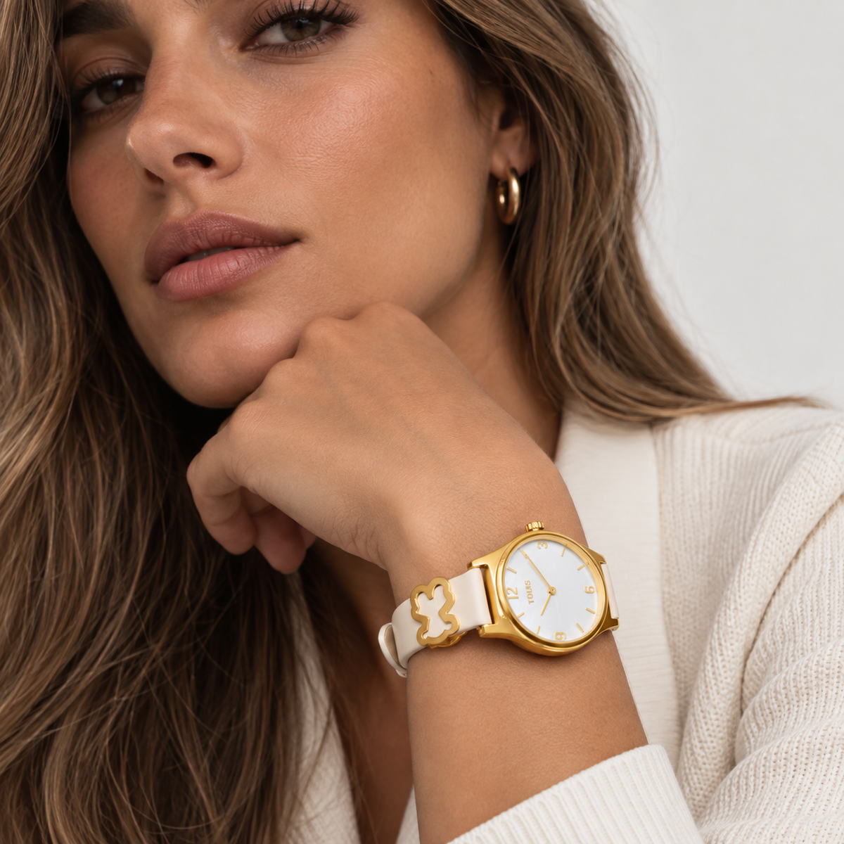 Reloj Tous Epic Icon brazalete de piel blanca, acero dorado y esfera de nácar Tous