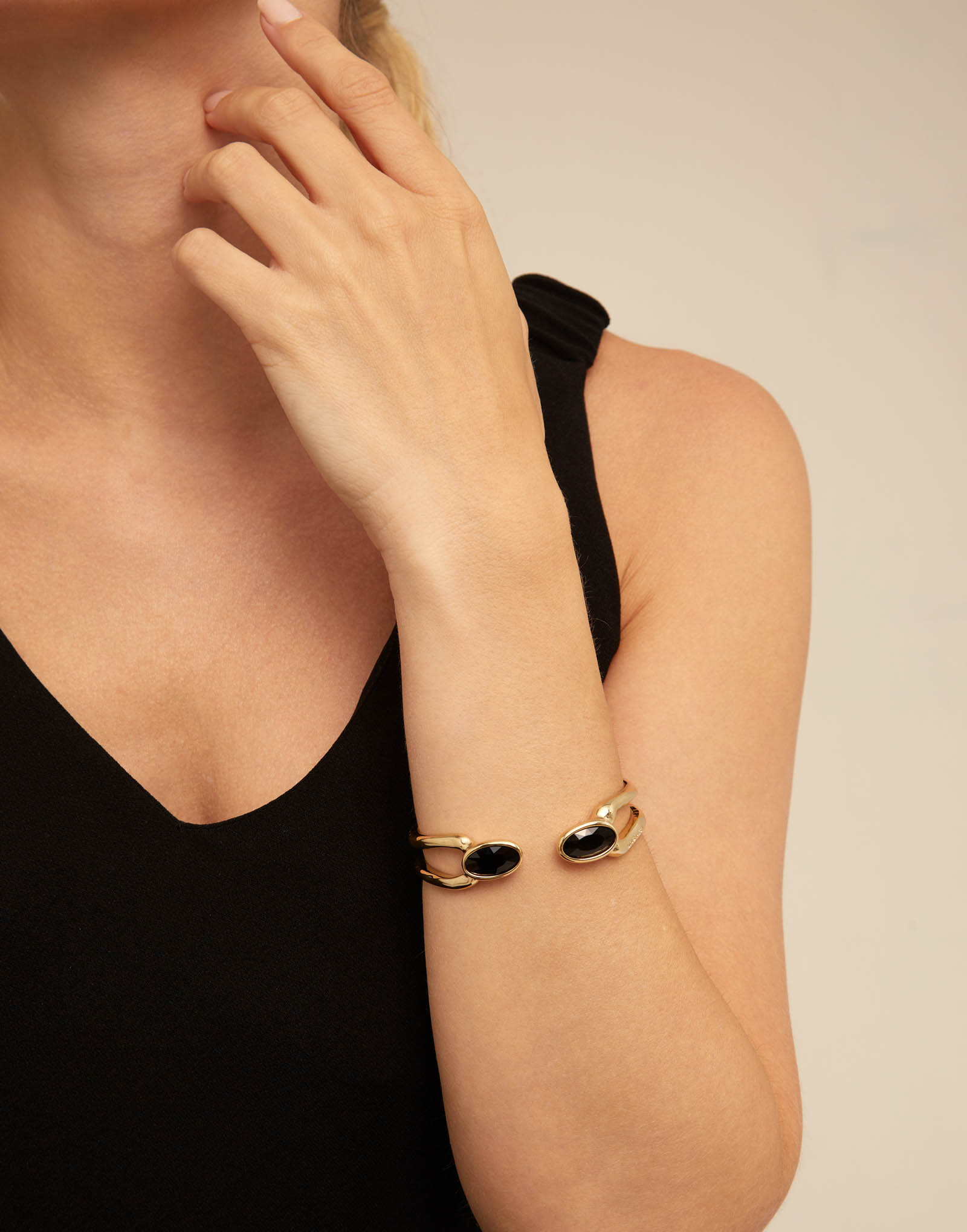 Pulsera Uno de 50 Kingdom Esclava Oro con Ónix Negro