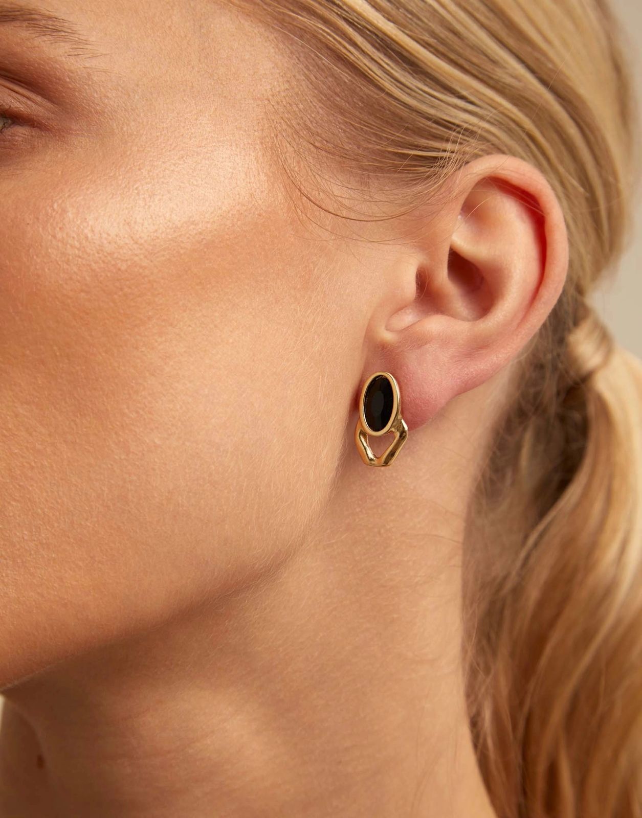 Aros Uno de 50 Divine Doble baño de oro 18k con onix negro