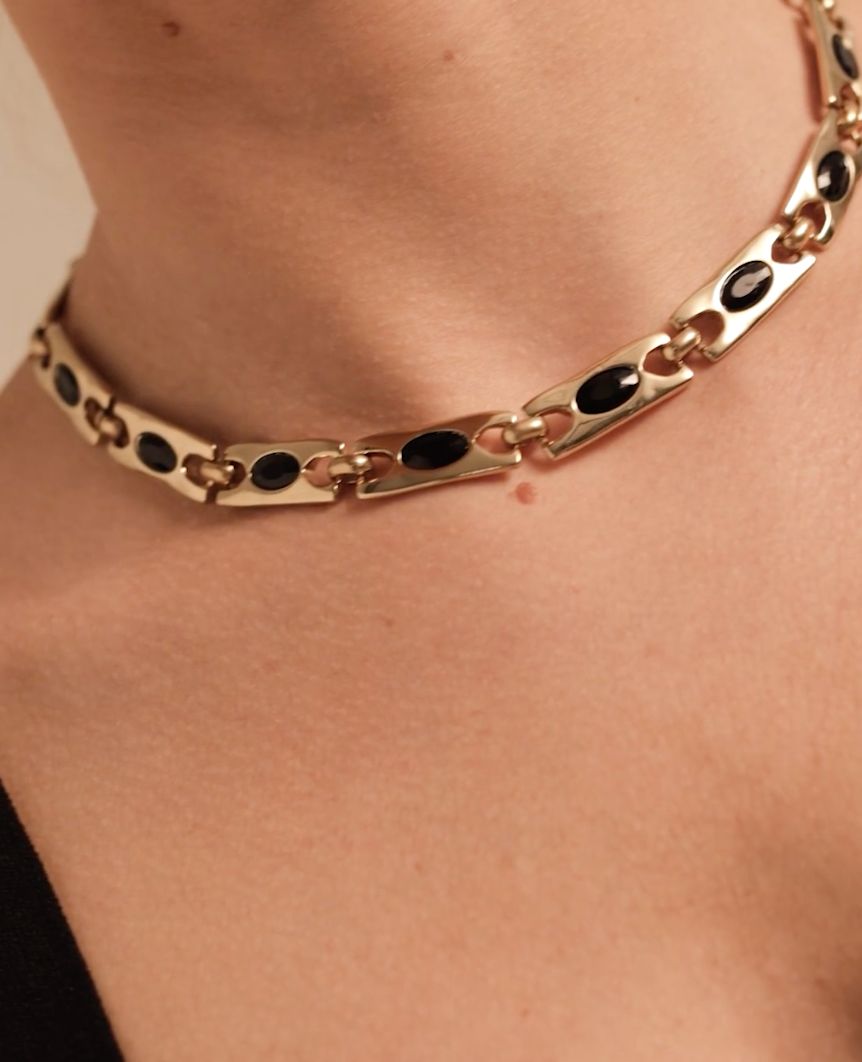 Collar Uno de 50 The Crown Doble baño de oro 18k con eslabones rectangulares y un cristal central negro