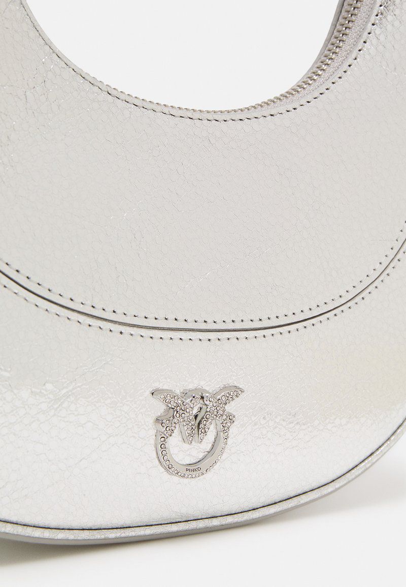 Cartera Pinko media luna cuero Plateada