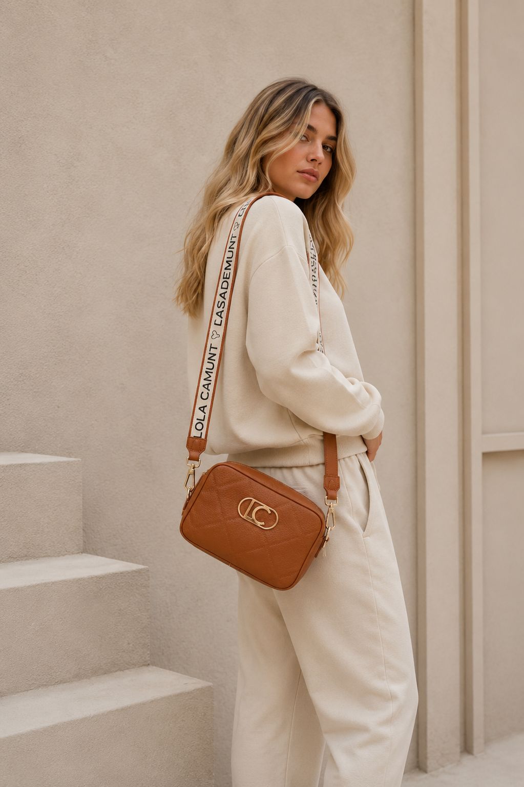 Cartera Lola Casademunt Rombos Logo Ovalado Camel