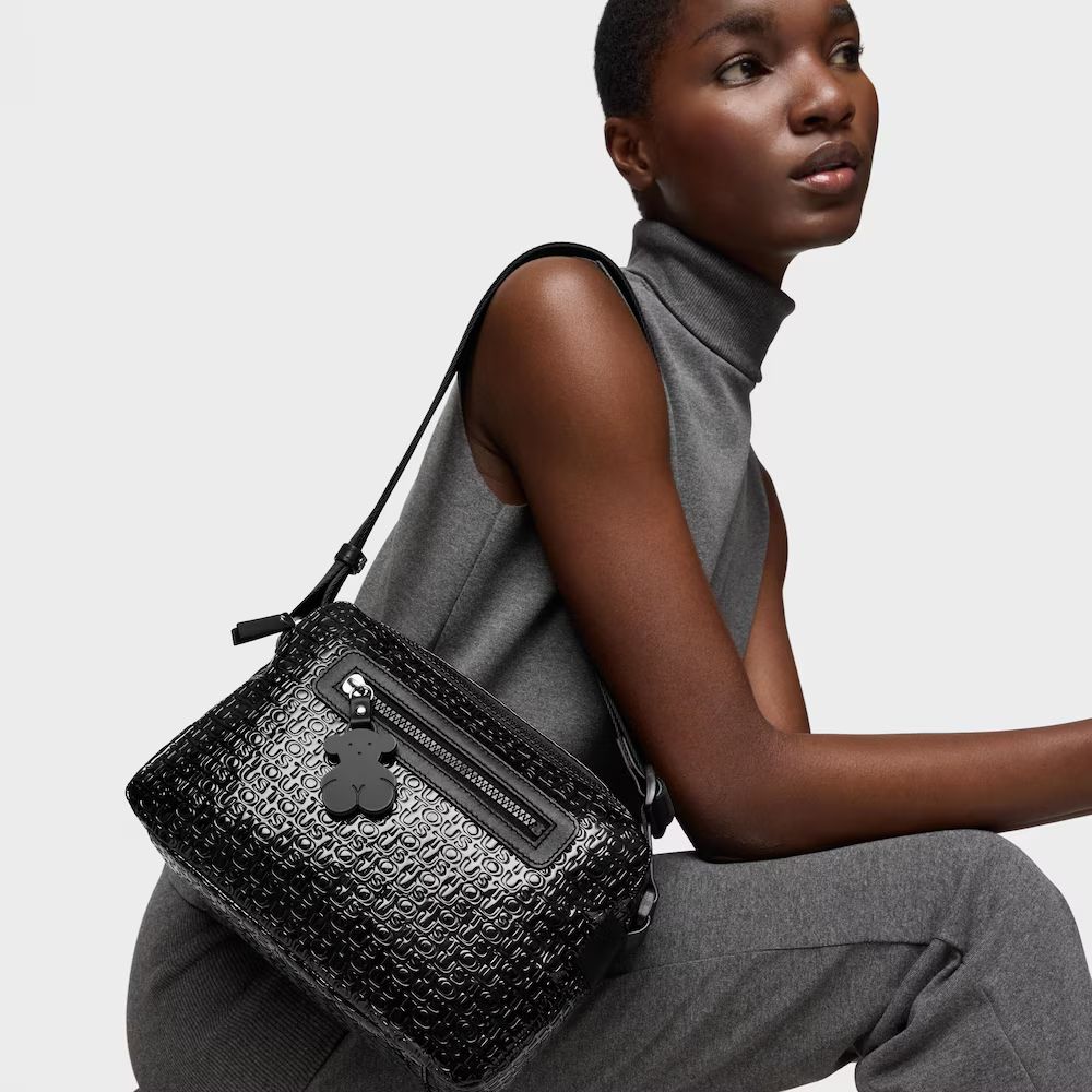 Cartera Tous bandolera pequeña con acabado de charol negro