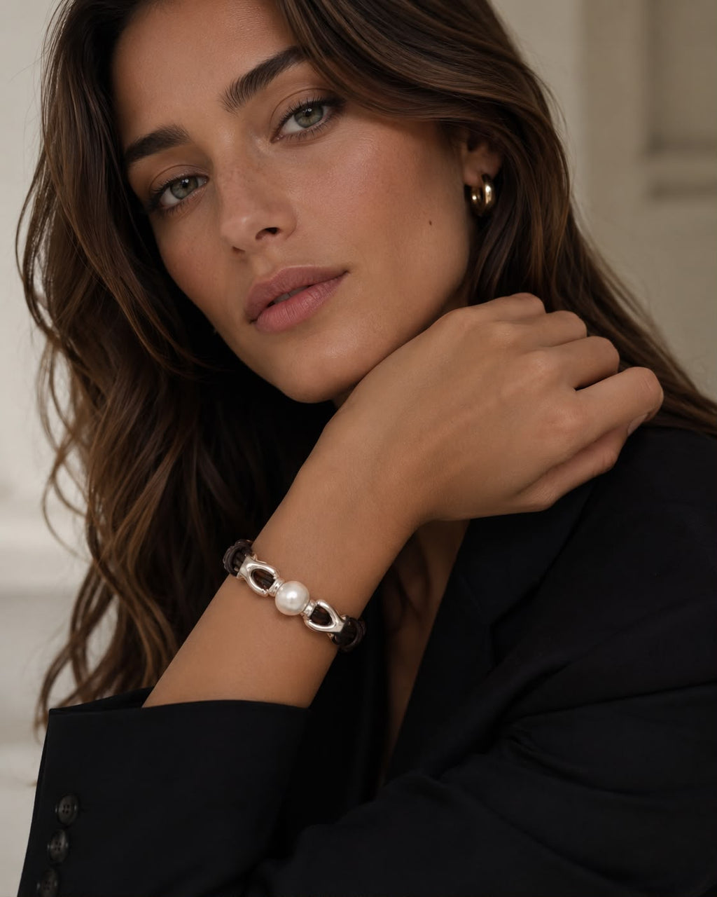 Pulsera Uno de 50 de cuero con detalles de plata y perla en el centro