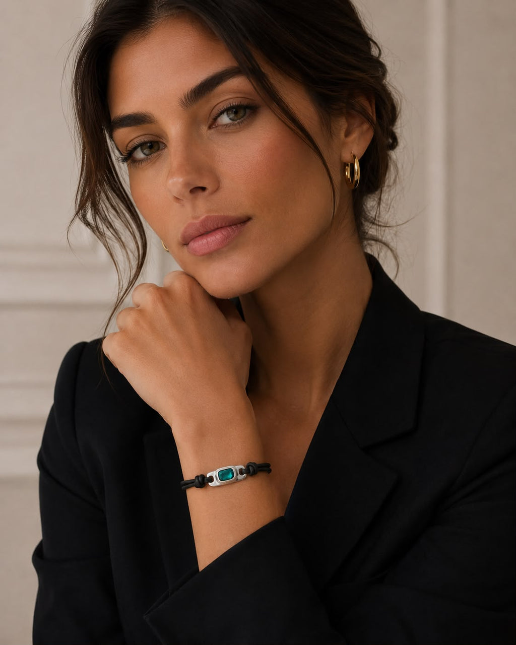 Pulsera Uno de 50 de cuero con piedra verde