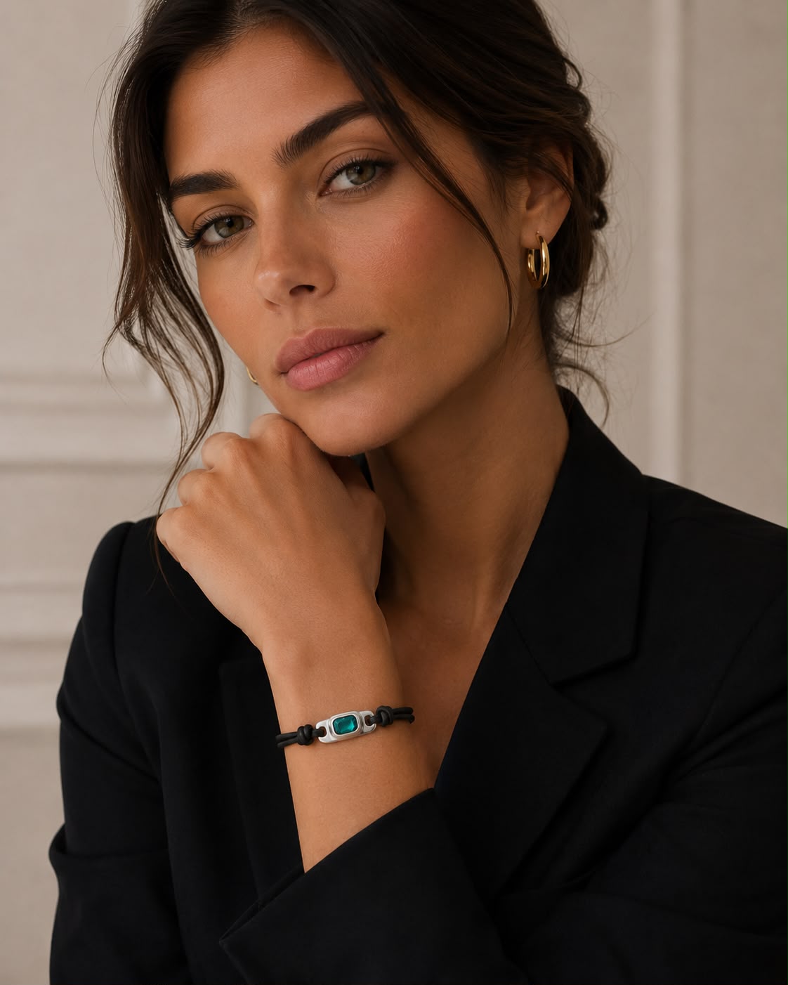 Pulsera Uno de 50 de cuero con piedra verde