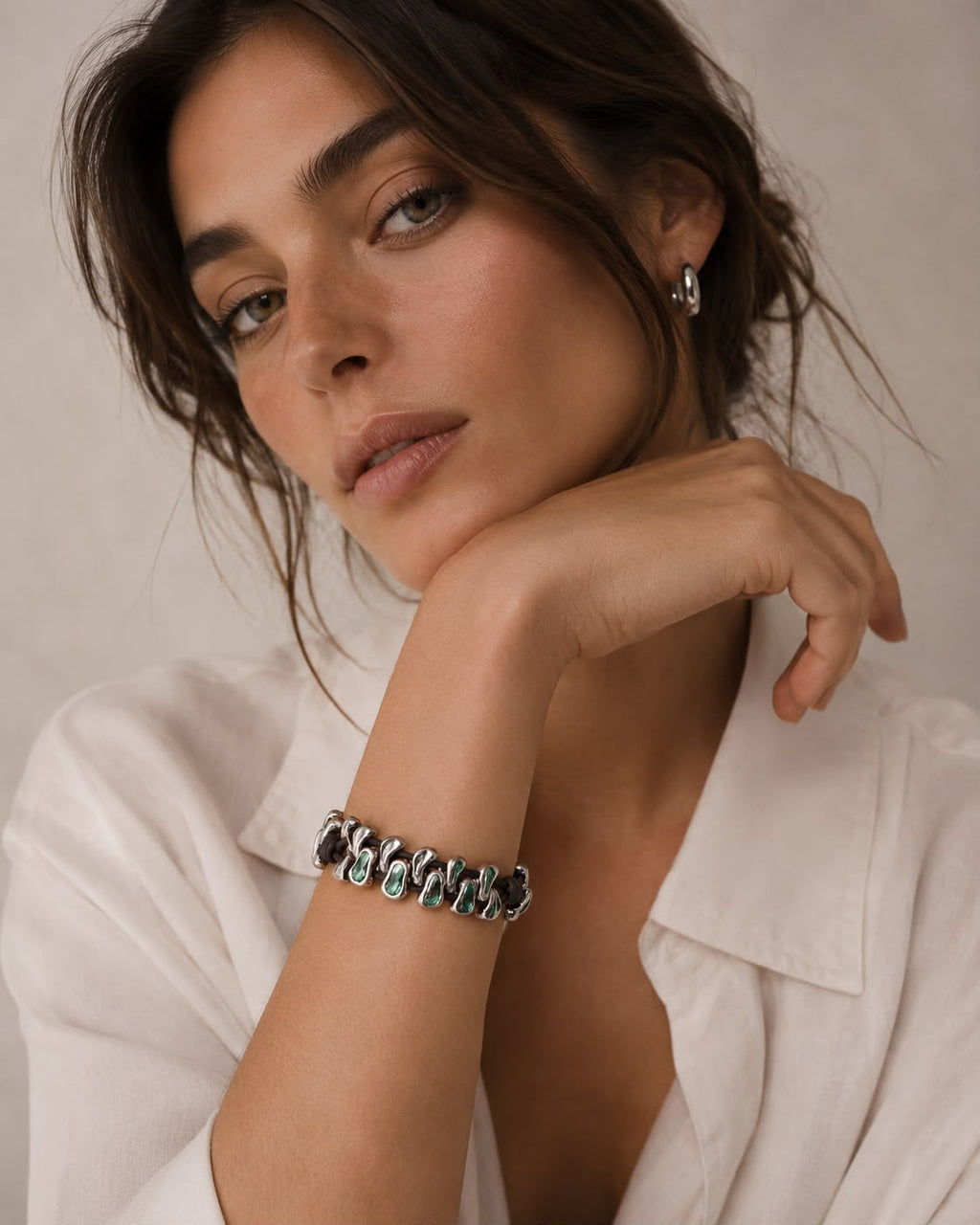 Pulsera Uno de 50 de cuero con detalles en plata y piedra verde