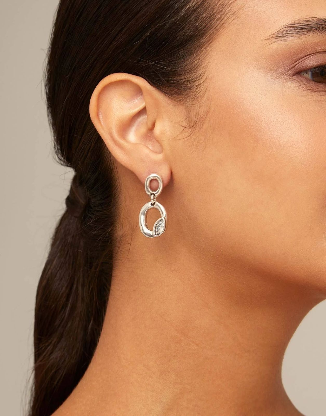 Aros Uno de 50 Together con forma de óvalo y cristal color gris claro