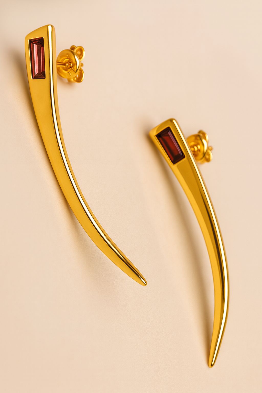 Aros Uno de 50 Doble baño oro 18k largos dorados con una piedra rectangular