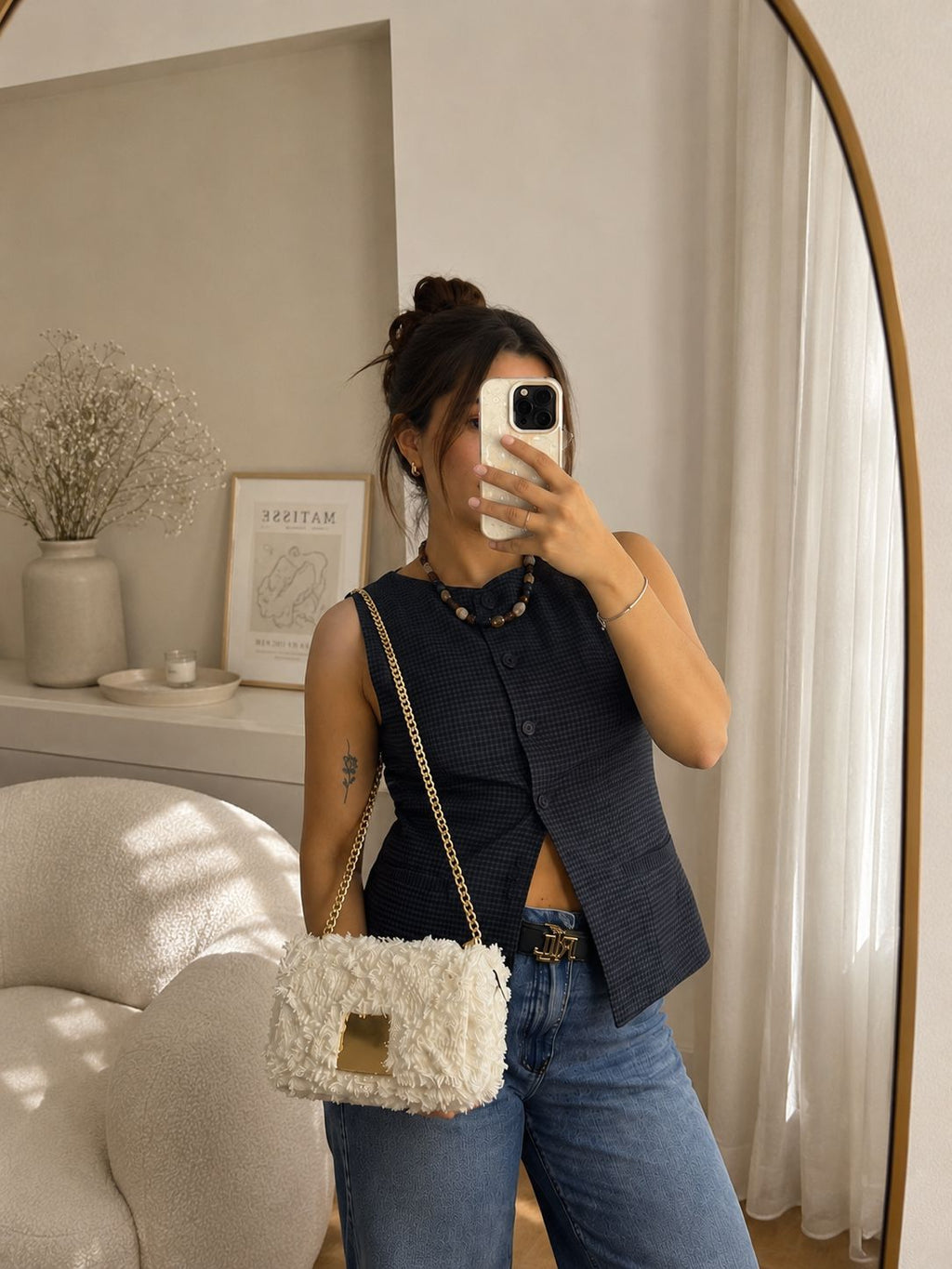 Cartera Purificacion Garcia tipo channel peluda blanca con dorado