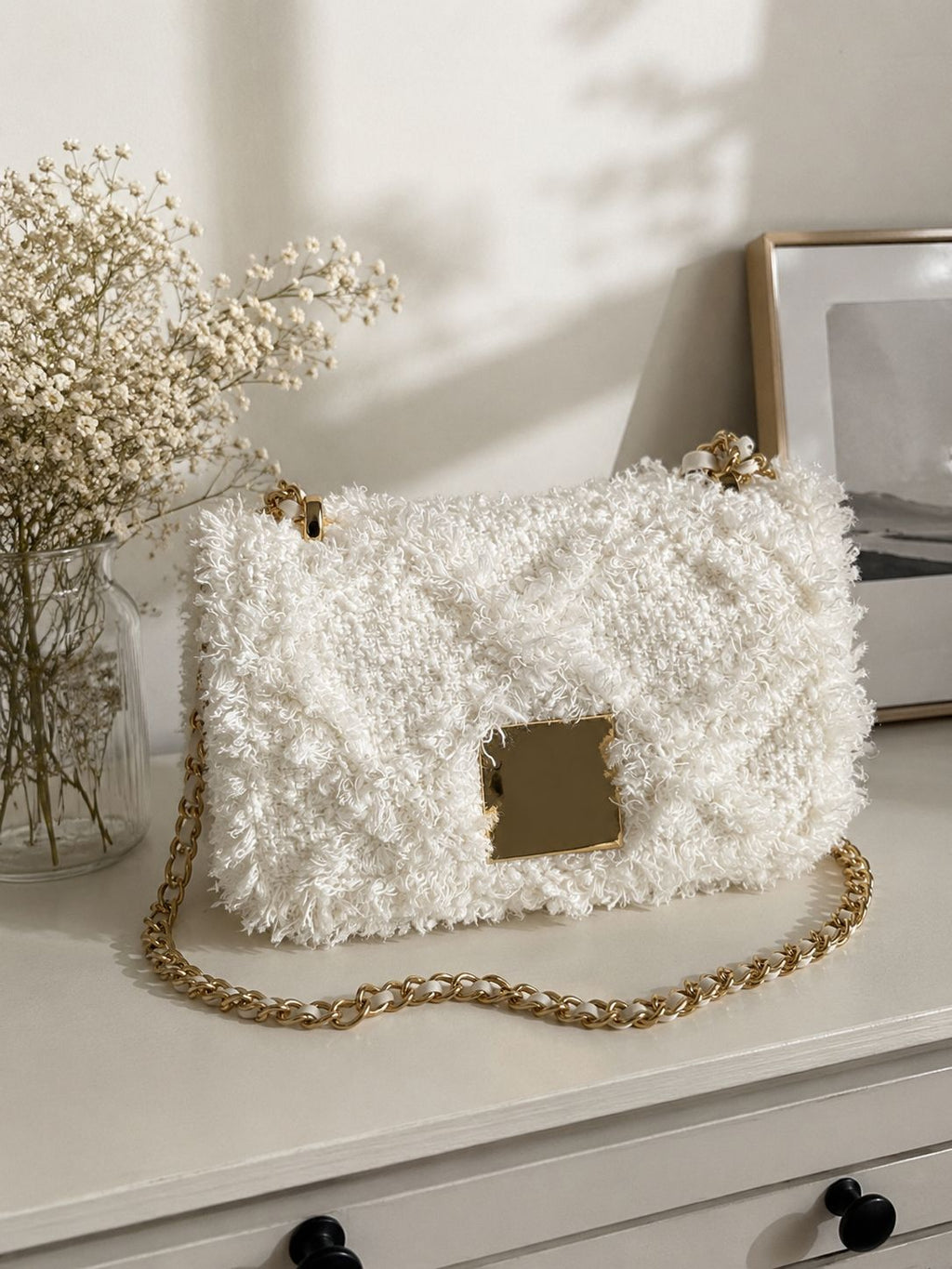 Cartera Purificacion Garcia tipo channel peluda blanca con dorado