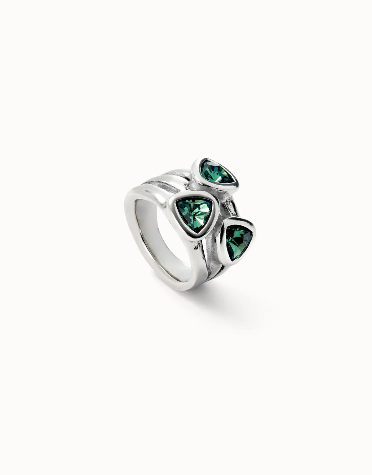 Anillo Uno de 50 Camaleon triangular bañado en plata de ley cristales verdes UNOde50