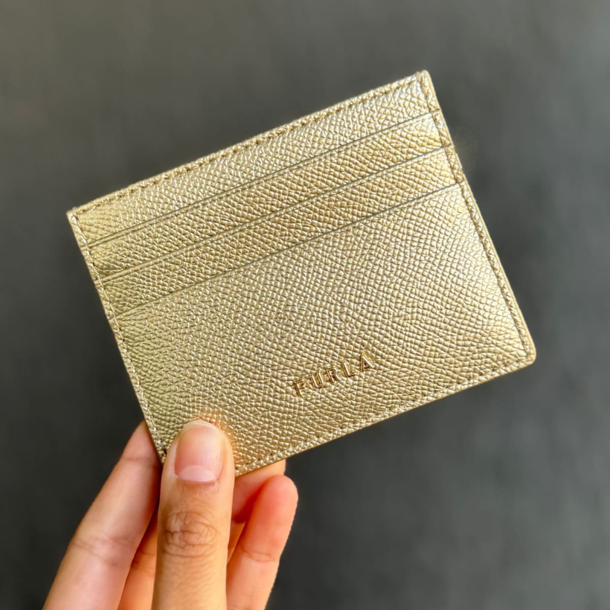Tarjetero Furla dorado