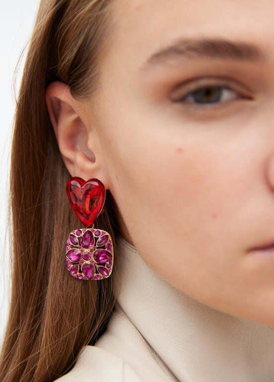 Aros Lola Casademunt Corazon rojo colgando un cuadrado morado