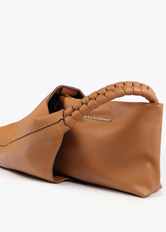 Bolso Lola Casademunt efecto piel asa trenzada y logo LC Camel