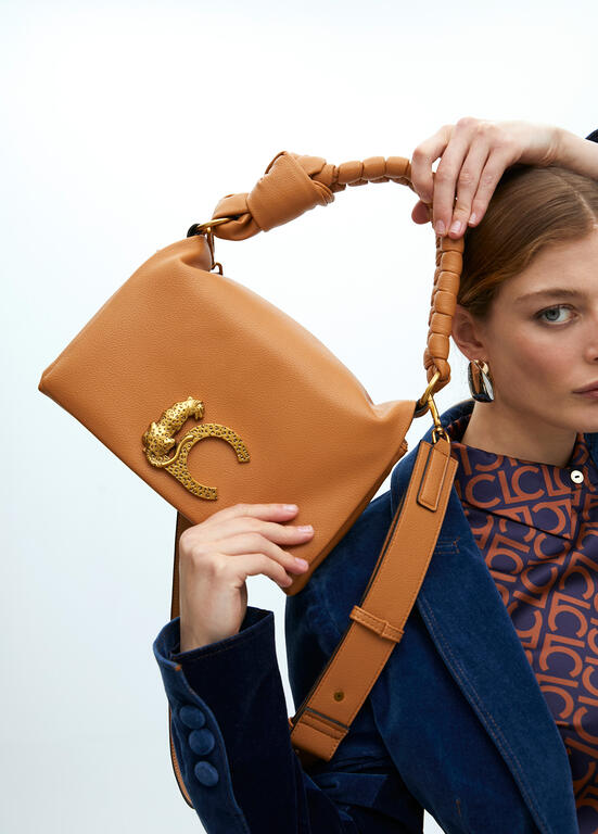 Cartera Lola Casademunt con solapa y nudo en asa camel
