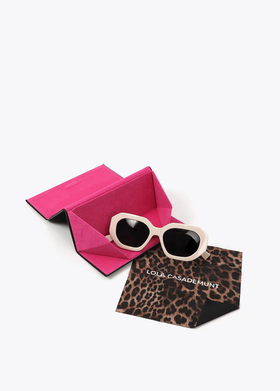 Lentes Lola Casademunt Marco hexagonal con logo dorado color crudo