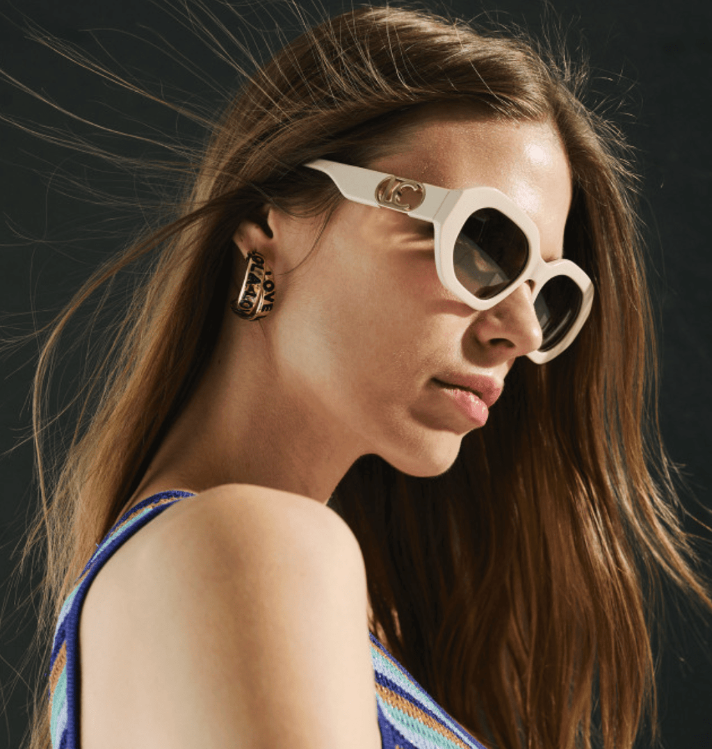 Lentes Lola Casademunt Marco hexagonal con logo dorado color crudo