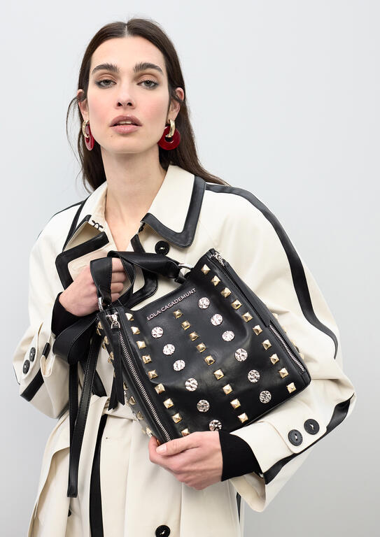Bolso Lola Casademunt  de hombro con tachas oro y plata
